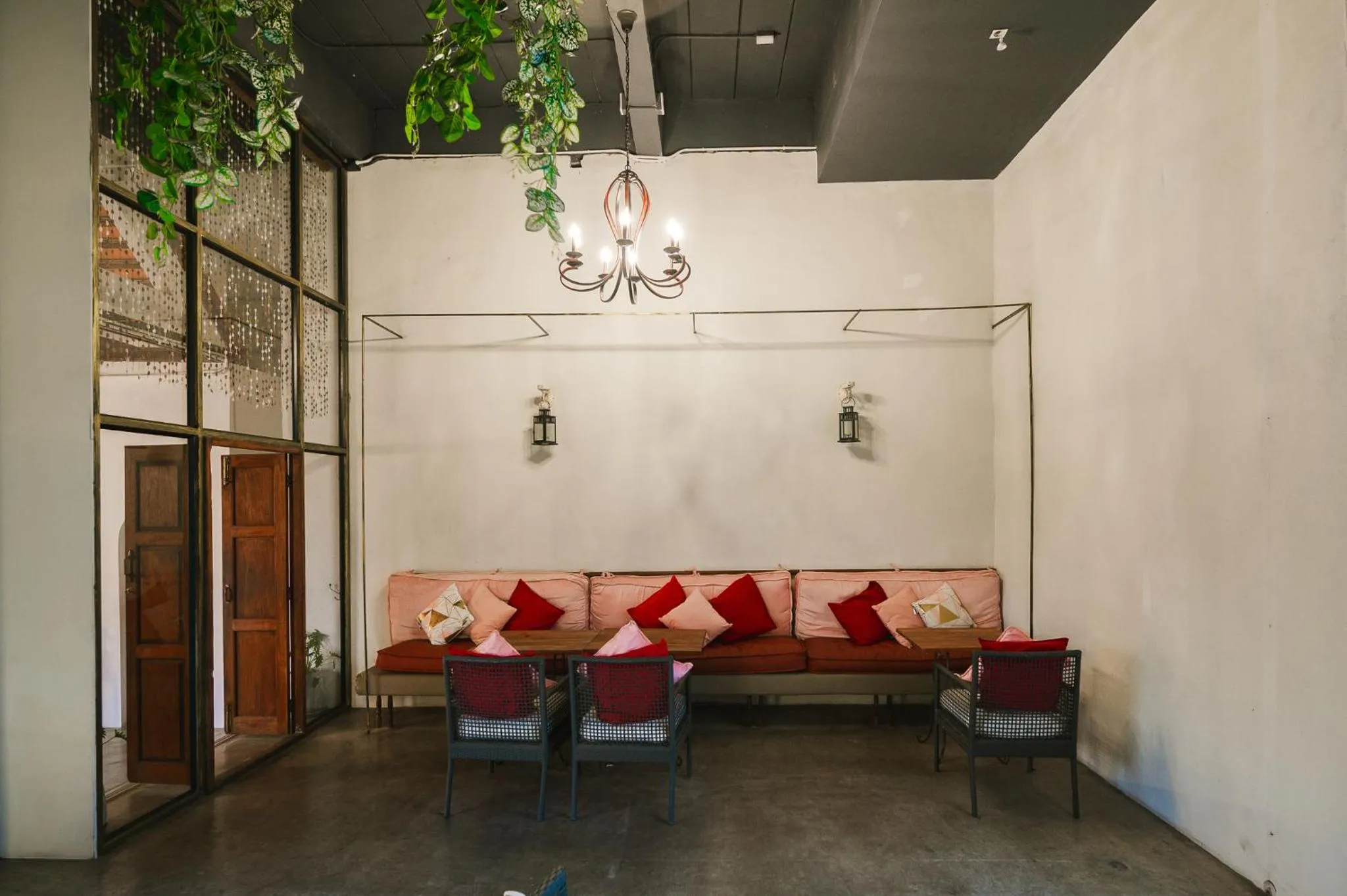 White Wall Riverfront Hotel