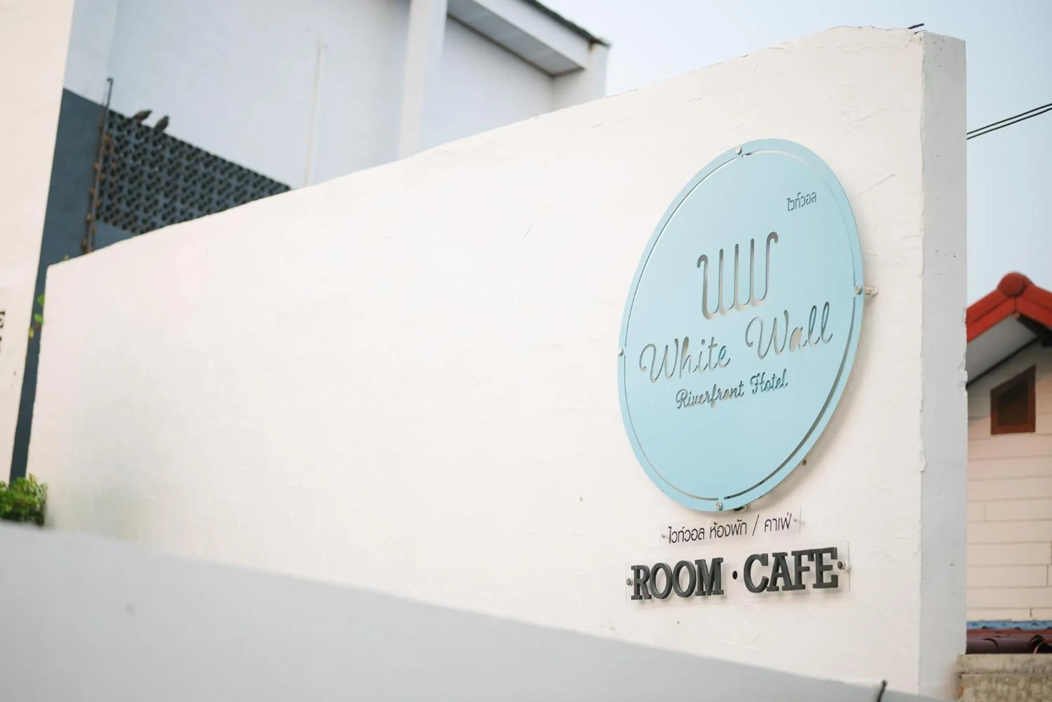 White Wall Riverfront Hotel