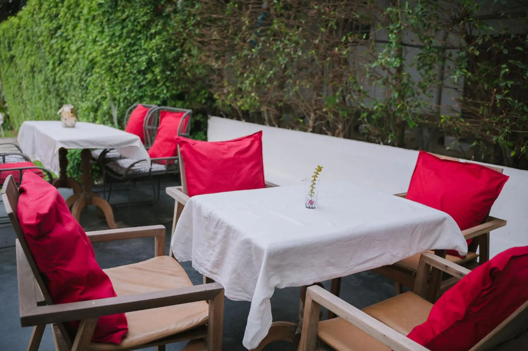 White Wall Riverfront Hotel