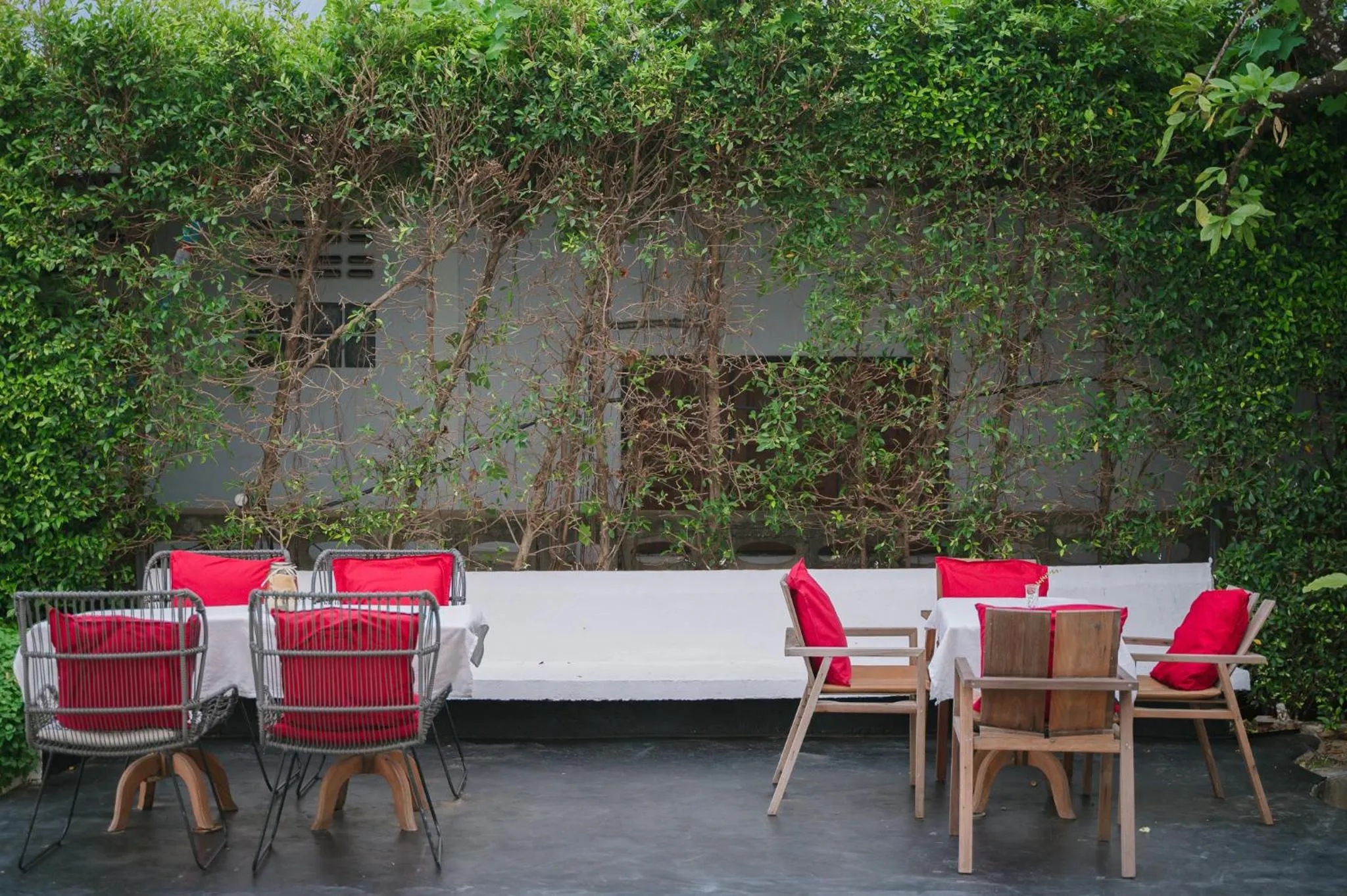 White Wall Riverfront Hotel