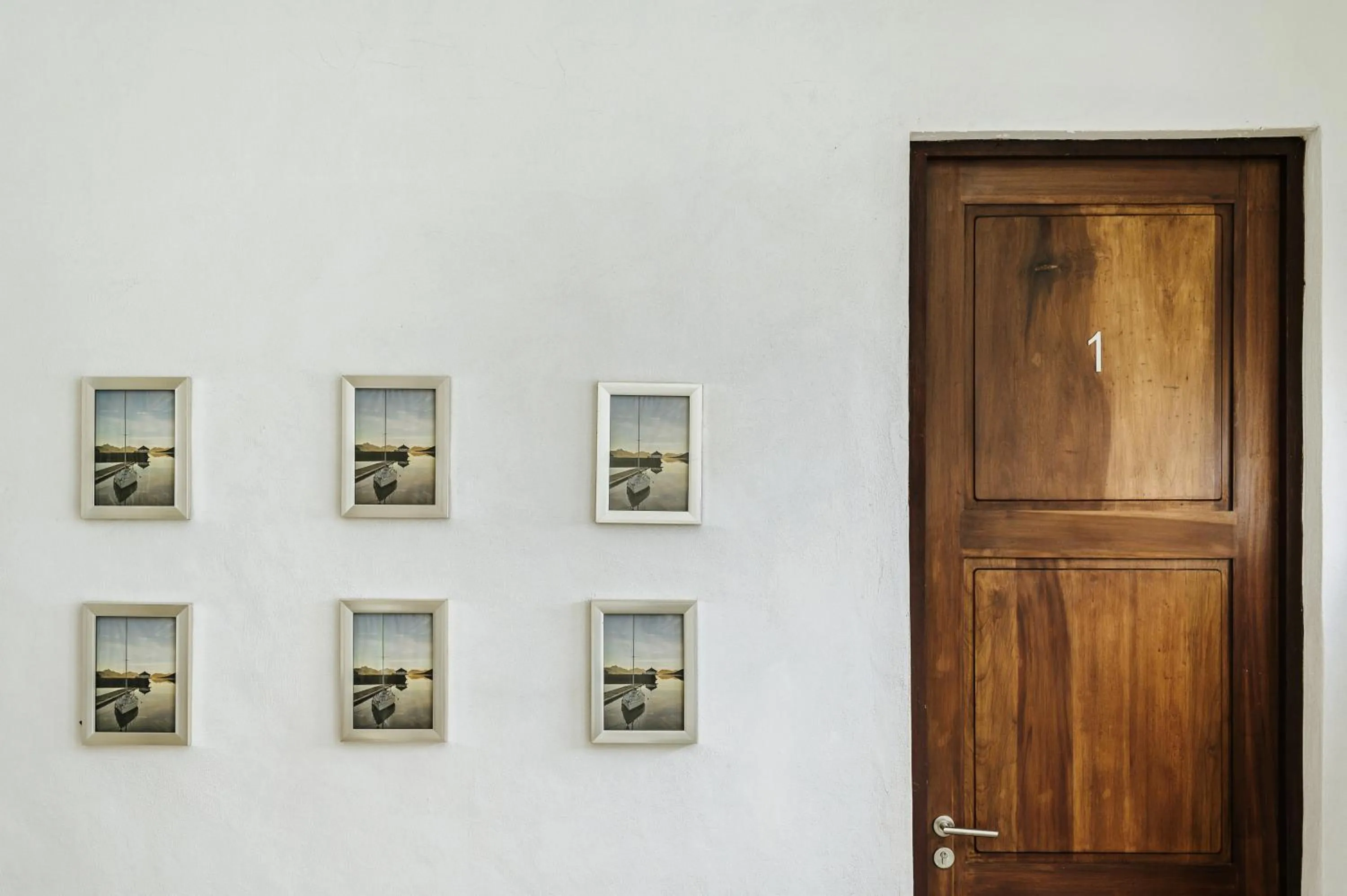 Decorative detail in White Wall Riverfront Hotel