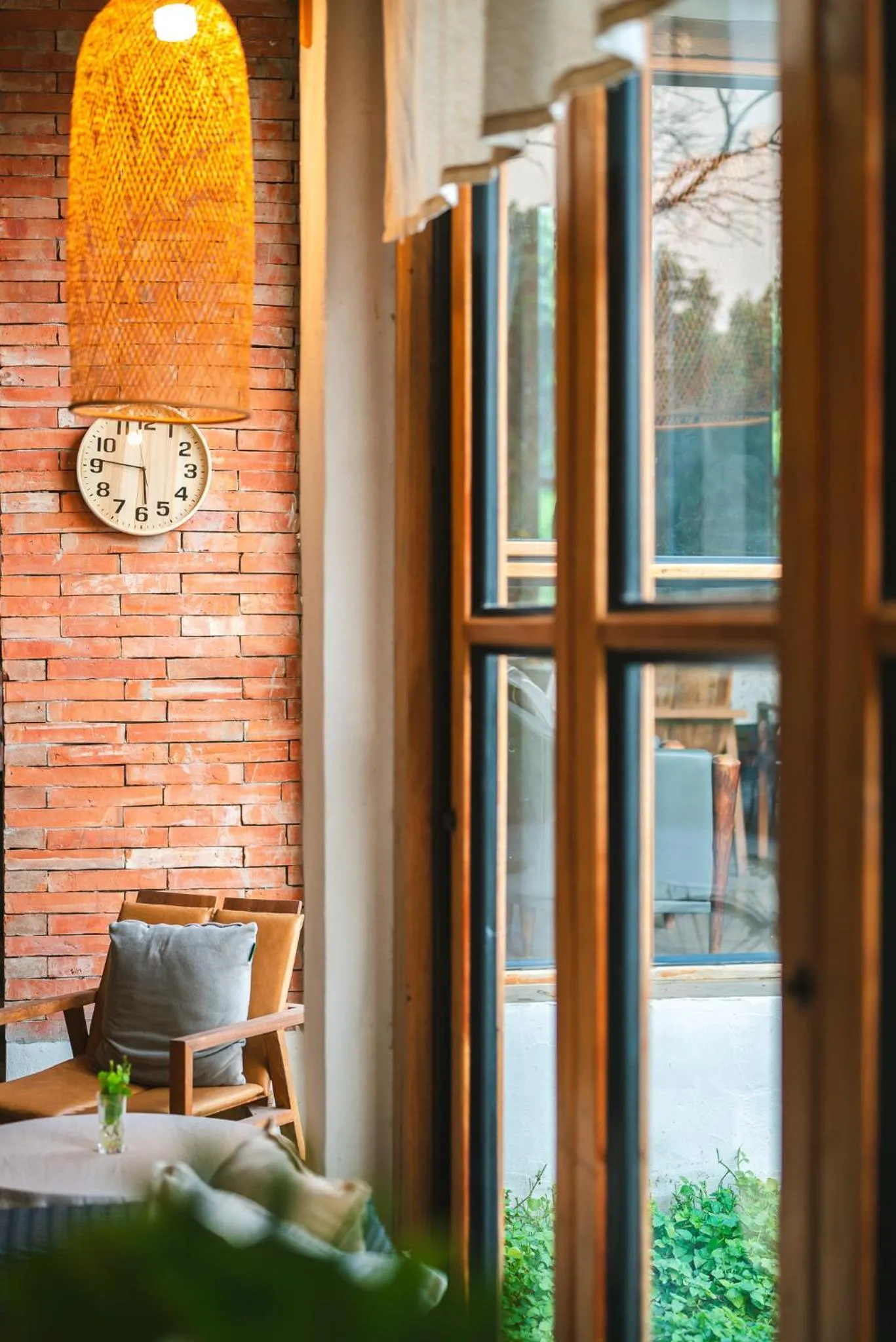 White Wall Riverfront Hotel