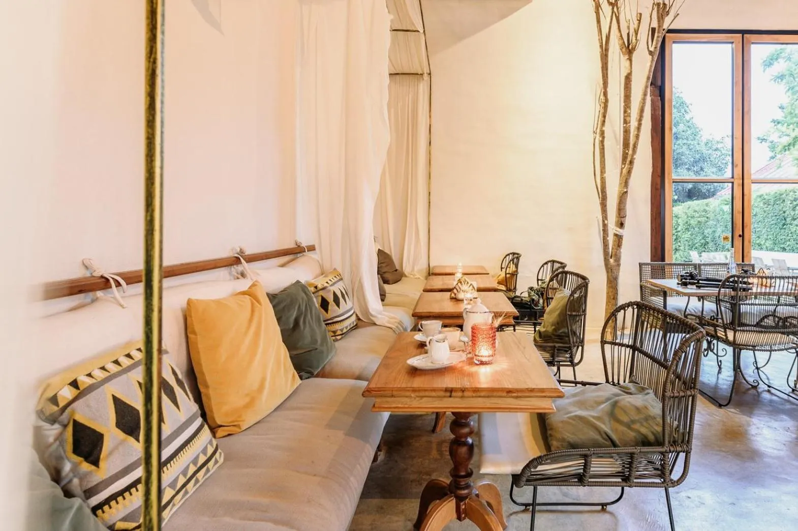 Restaurant/places to eat in White Wall Riverfront Hotel