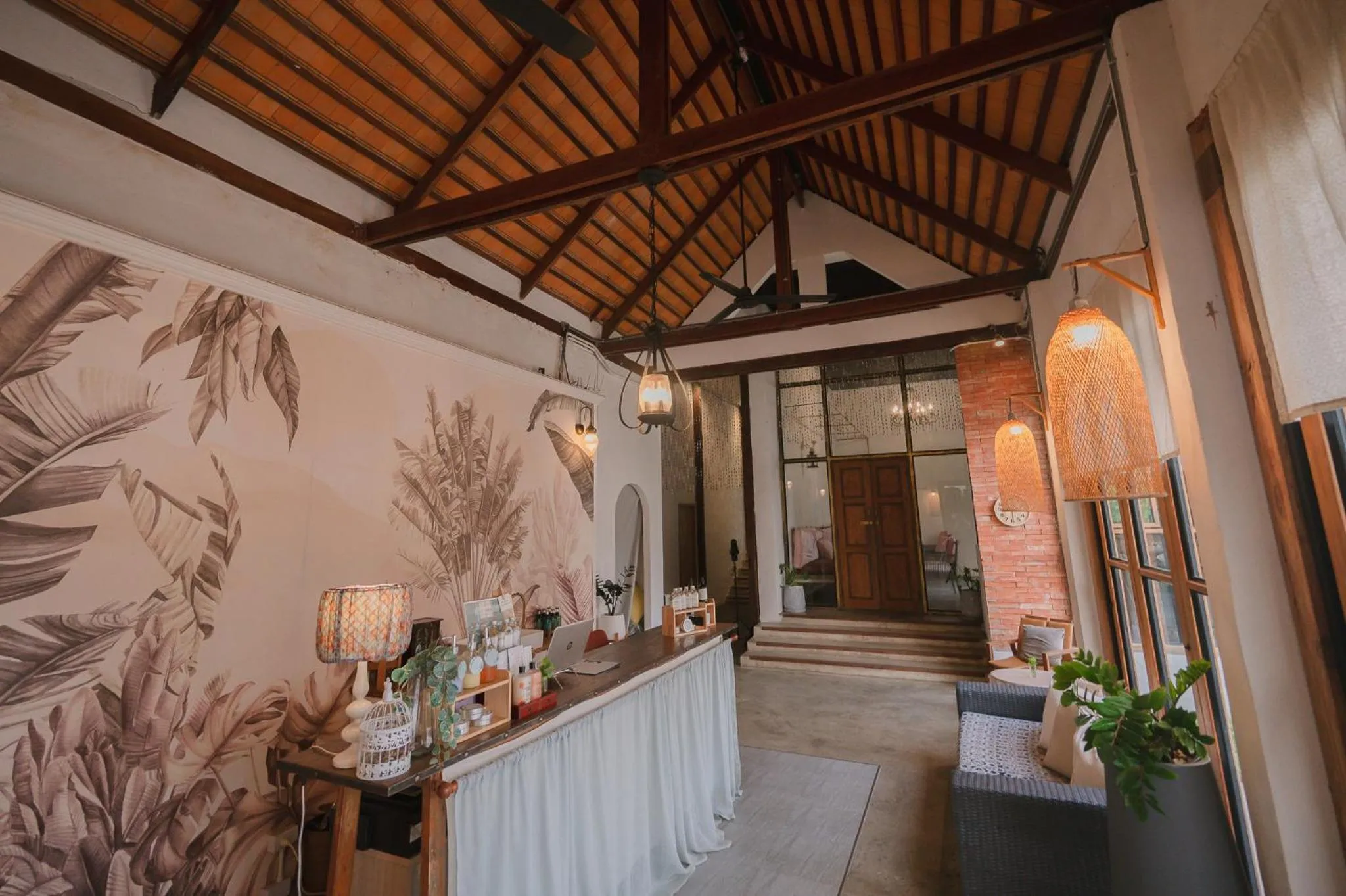 White Wall Riverfront Hotel