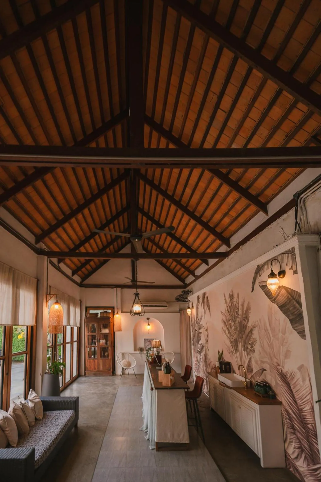 White Wall Riverfront Hotel