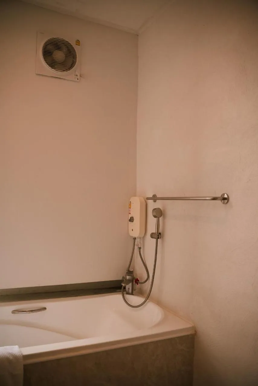 White Wall Riverfront Hotel