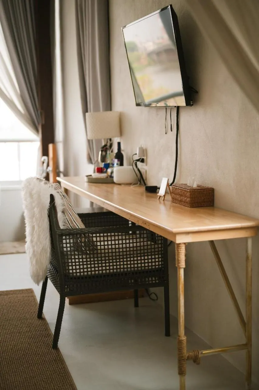 White Wall Riverfront Hotel