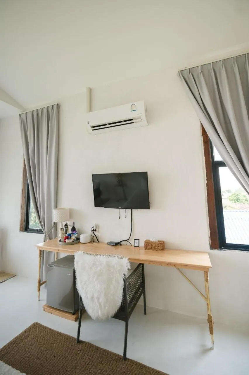 White Wall Riverfront Hotel