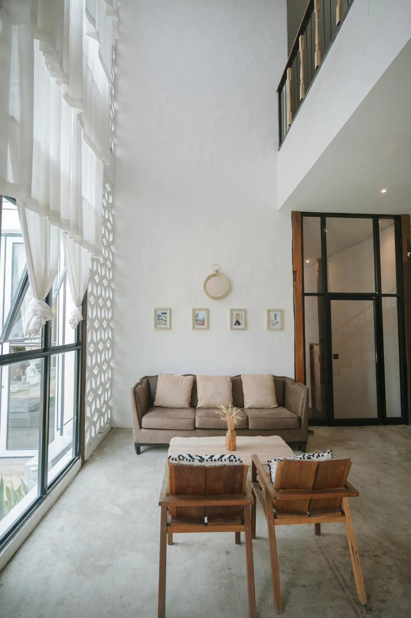 White Wall Riverfront Hotel