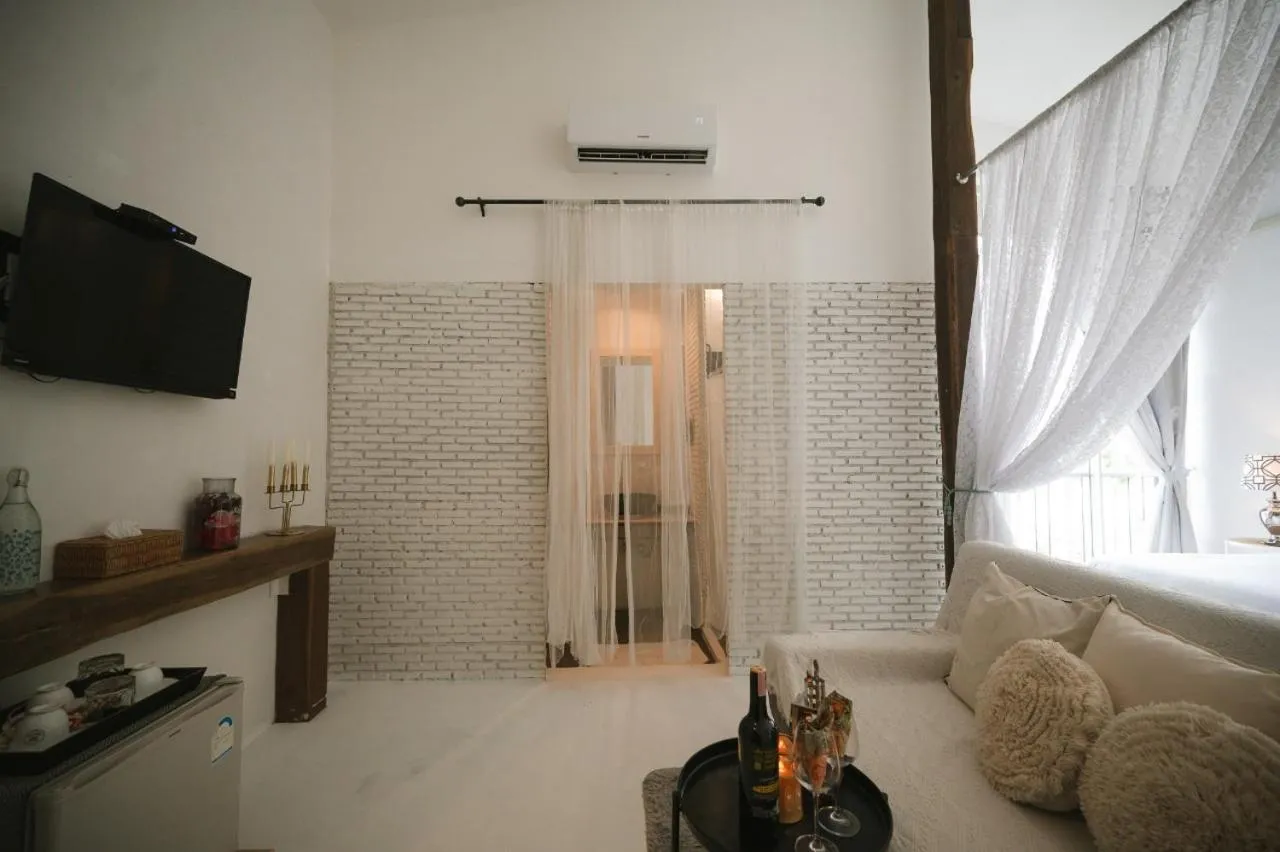 White Wall Riverfront Hotel