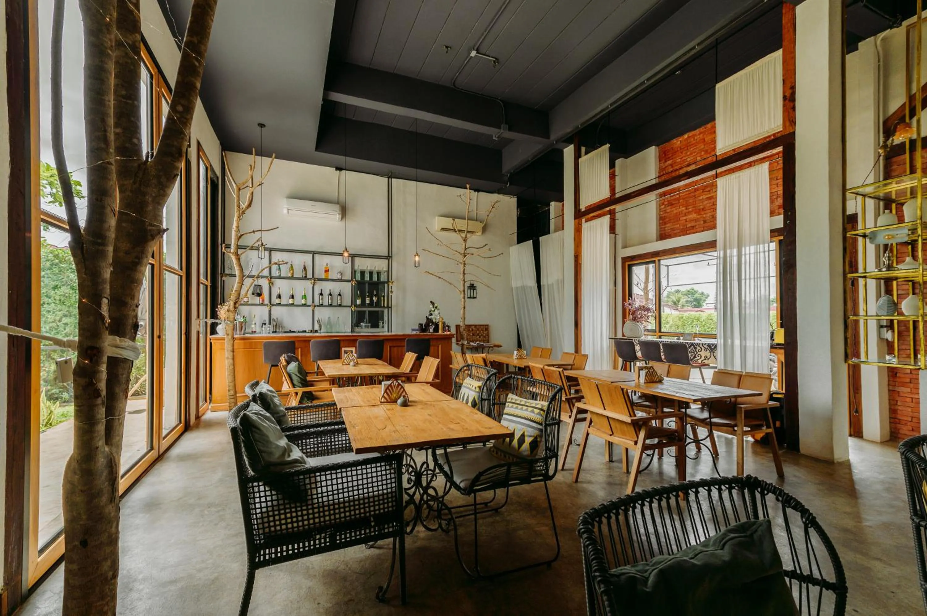 Restaurant/places to eat in White Wall Riverfront Hotel