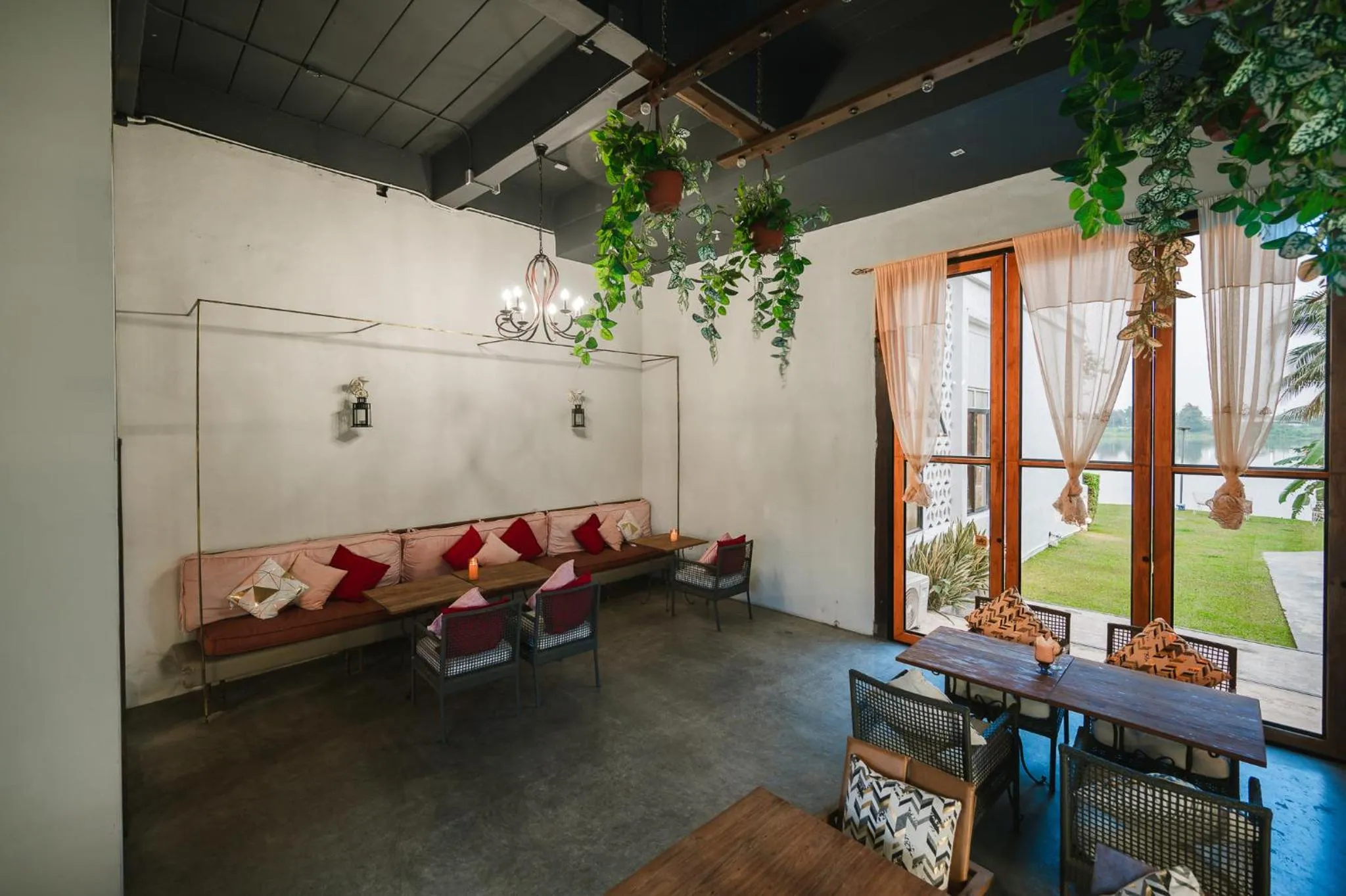 White Wall Riverfront Hotel