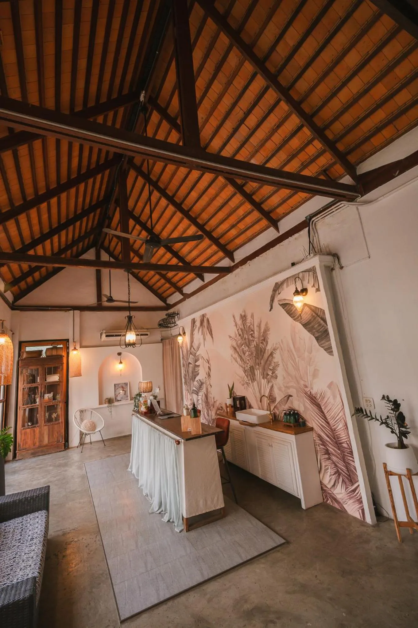 White Wall Riverfront Hotel