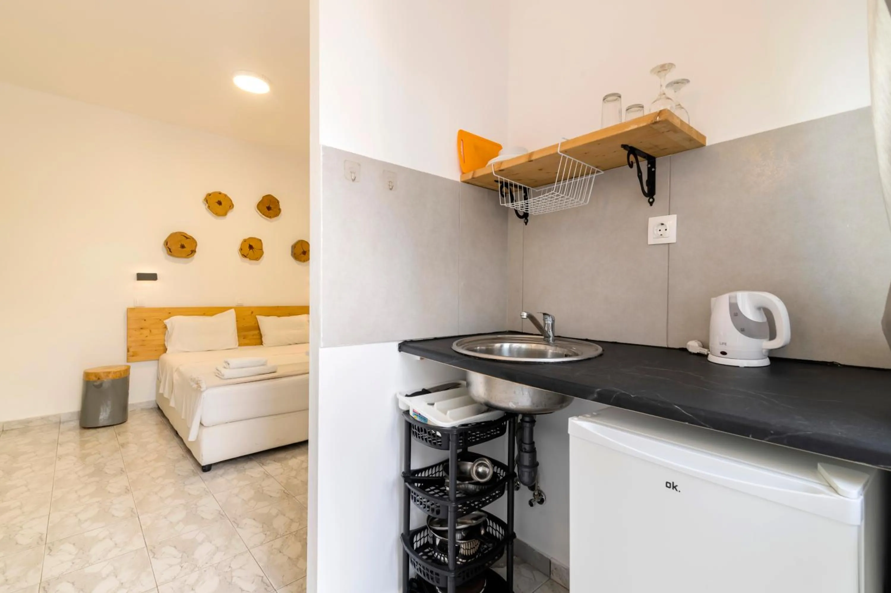 Kitchen or kitchenette, Bed in Lefka Hotel & Apartments