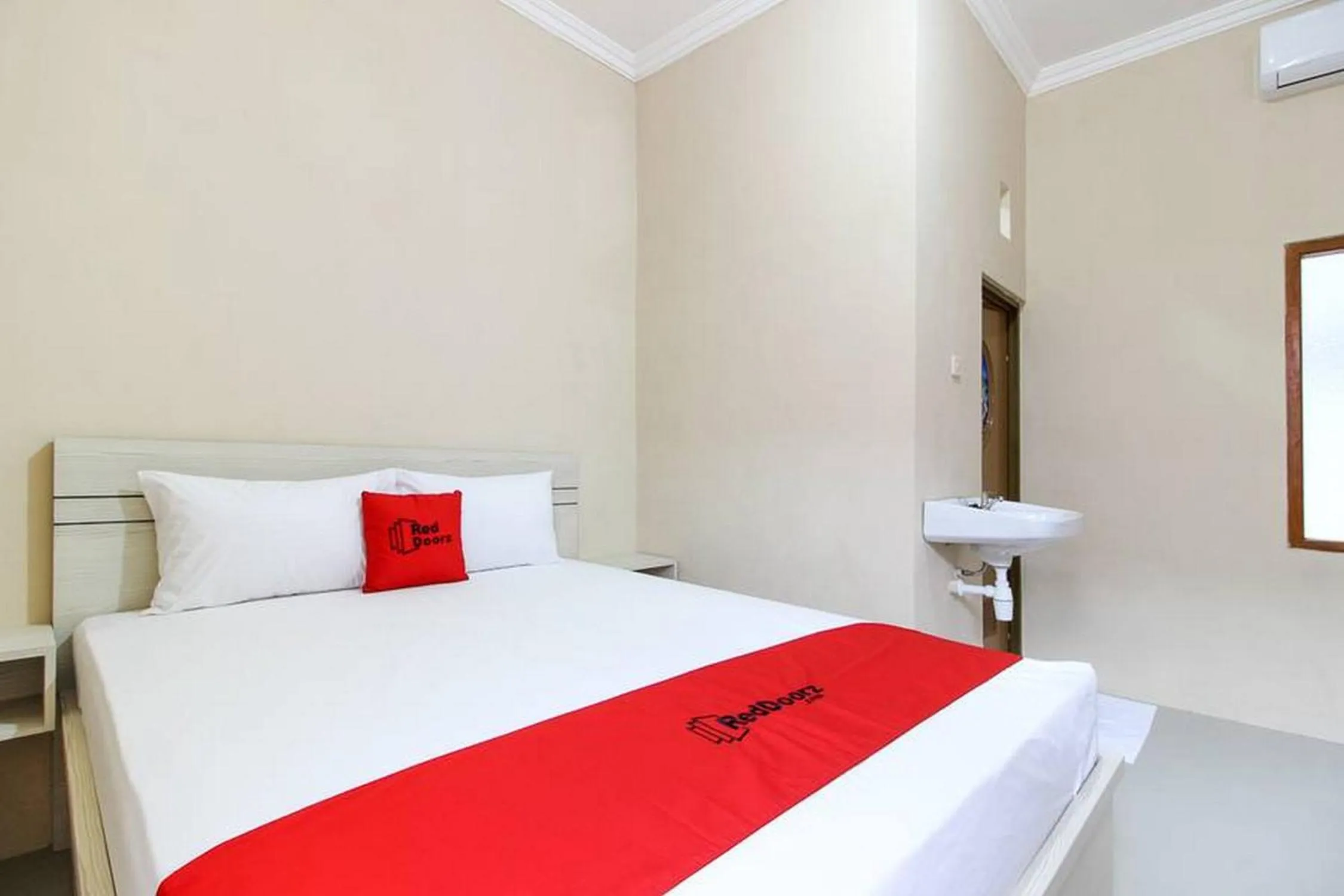 Bedroom, Bed in RedDoorz near Balekambang City Park