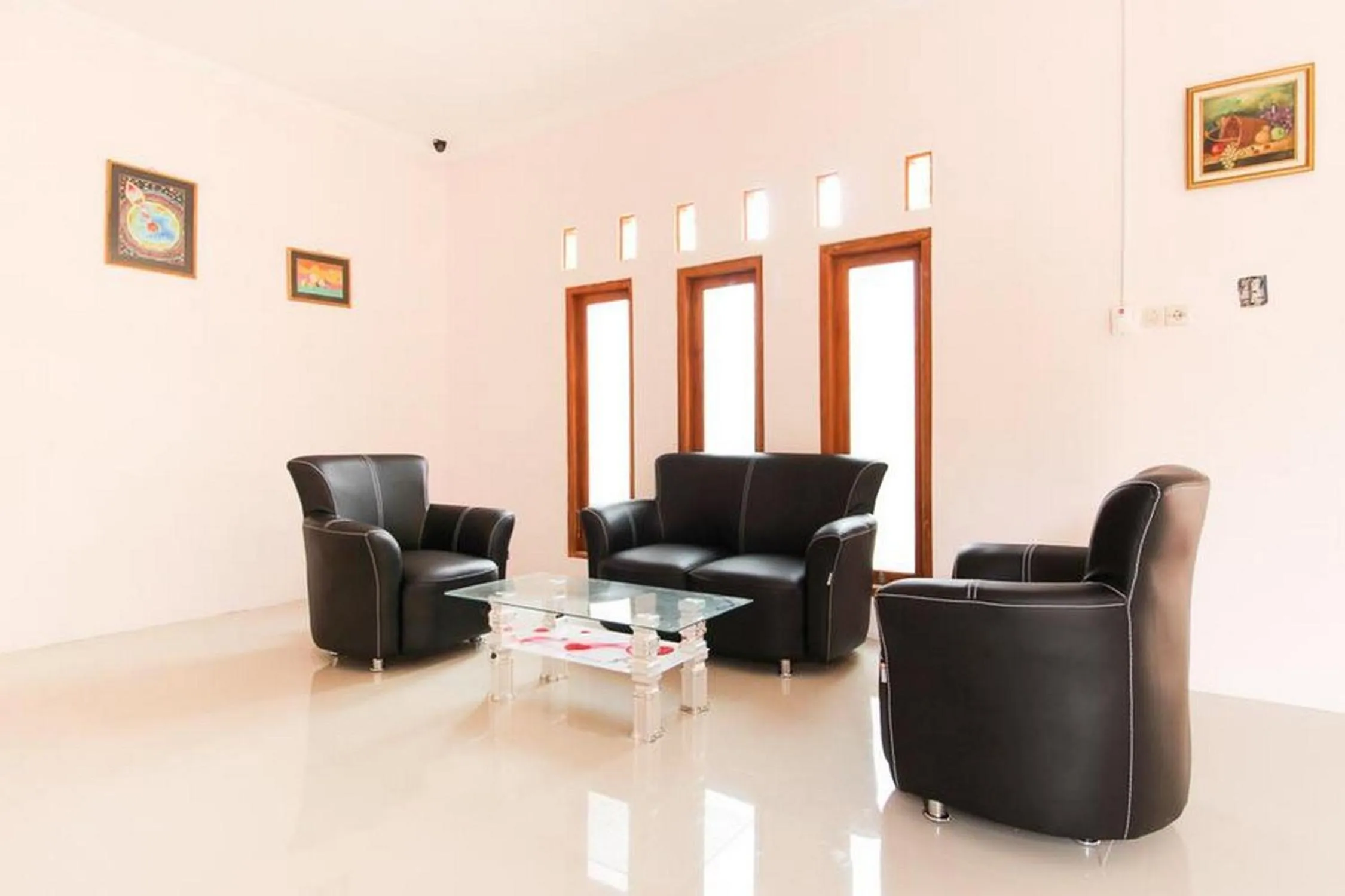 Lobby or reception in RedDoorz near Balekambang City Park