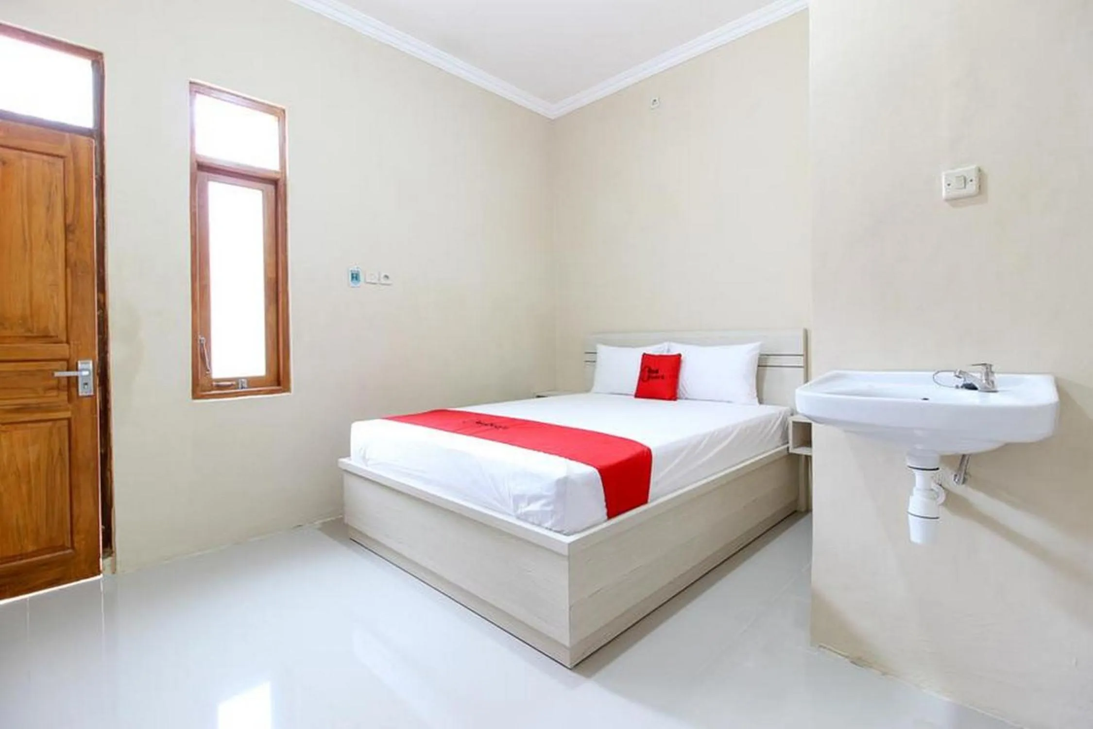 Bedroom, Bed in RedDoorz near Balekambang City Park