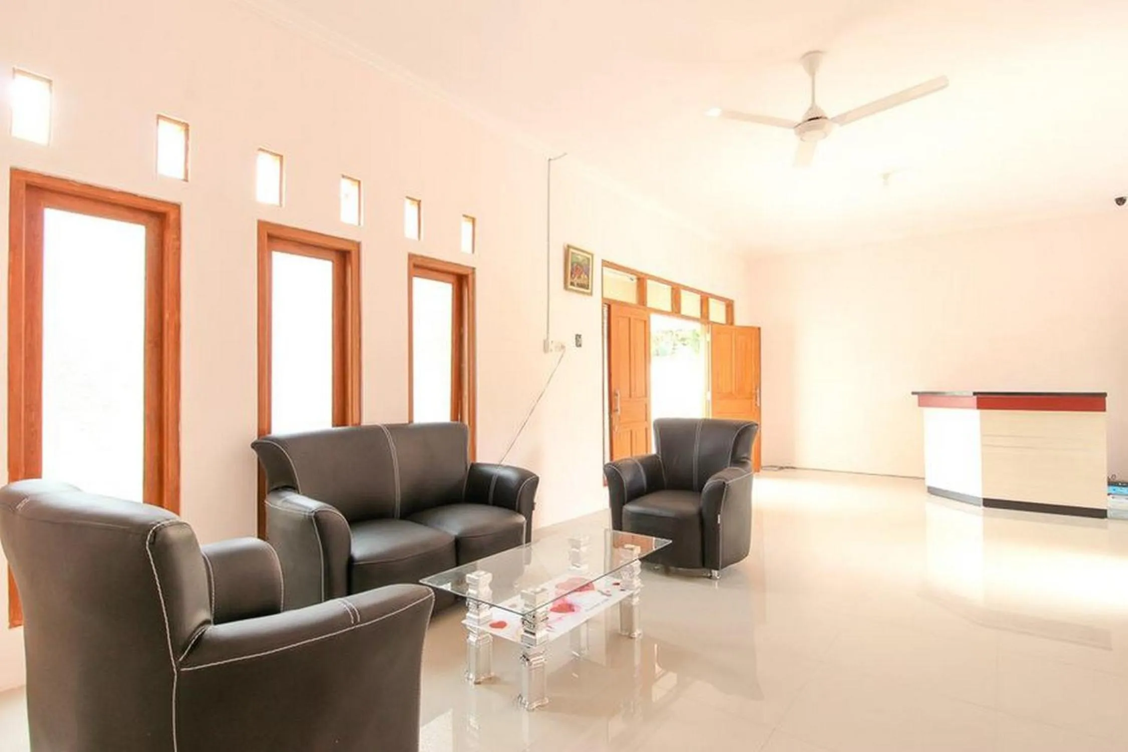 Lobby or reception in RedDoorz near Balekambang City Park