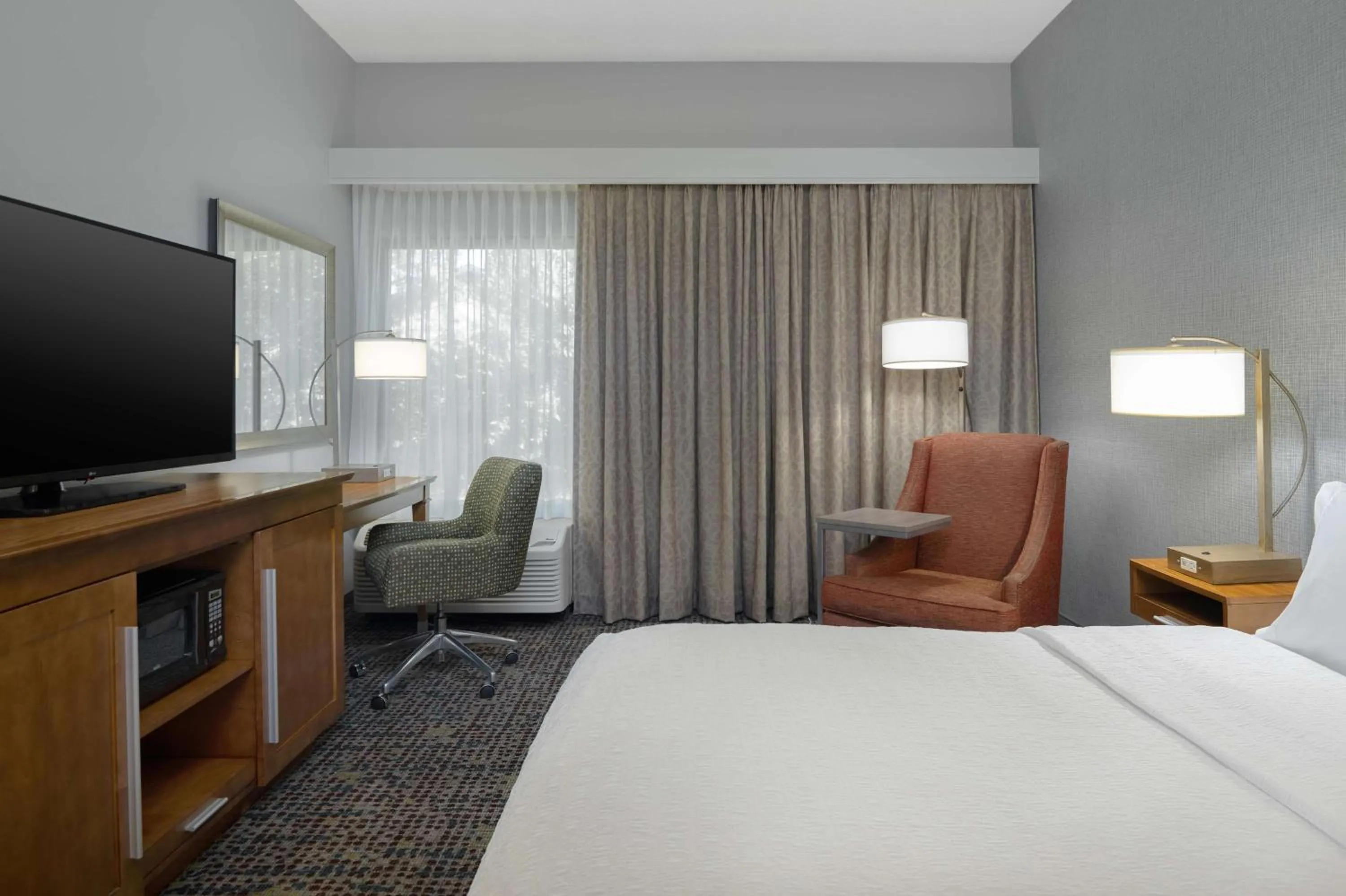 Living room, Bed in Hampton Inn Tallahassee-Central