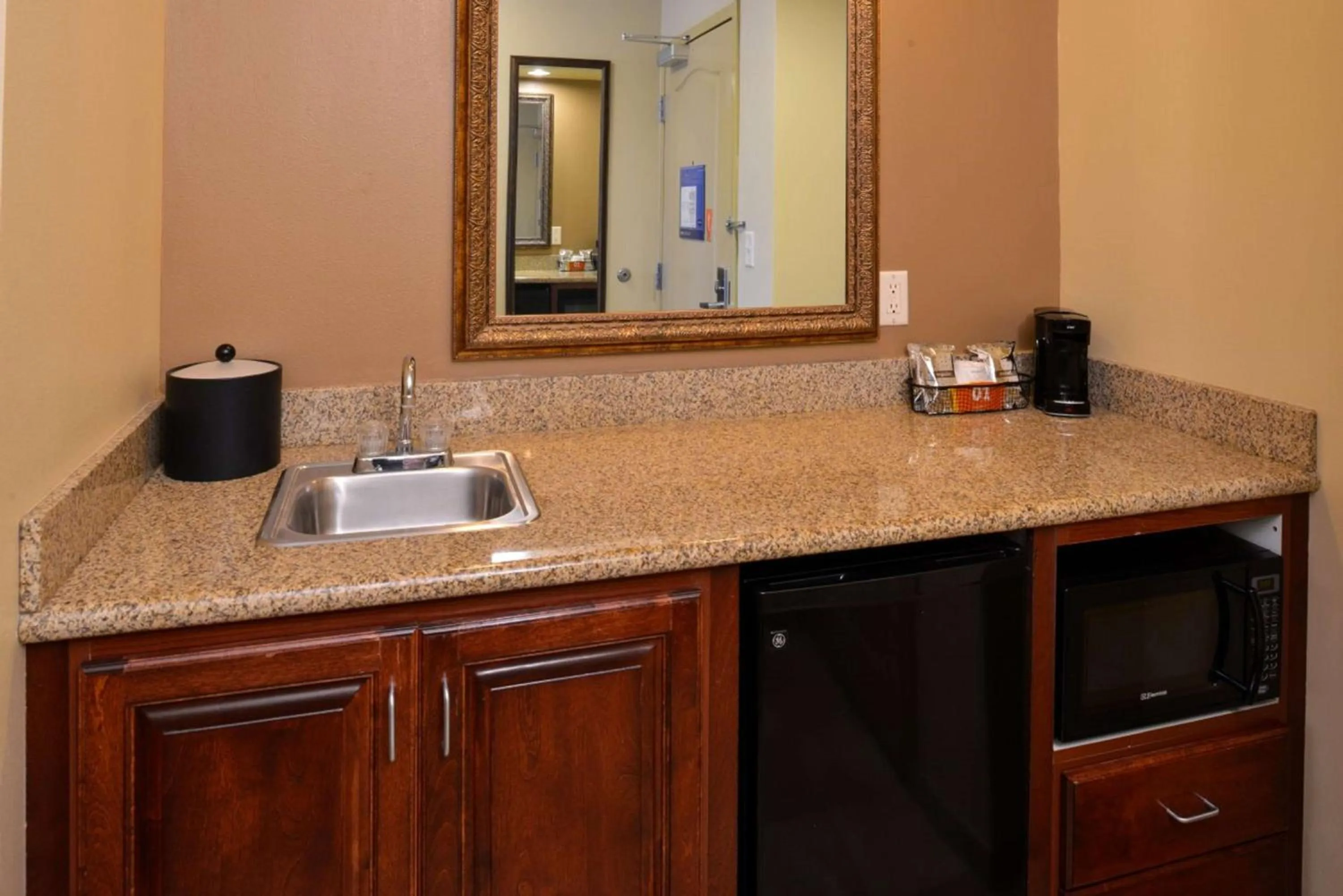 Kitchen or kitchenette in Hampton By Hilton Lincoln