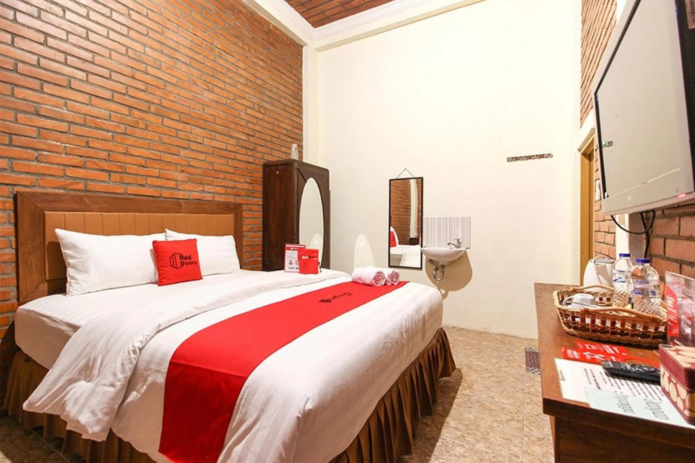 Bedroom, Bed in RedDoorz near AMIKOM Yogyakarta 2