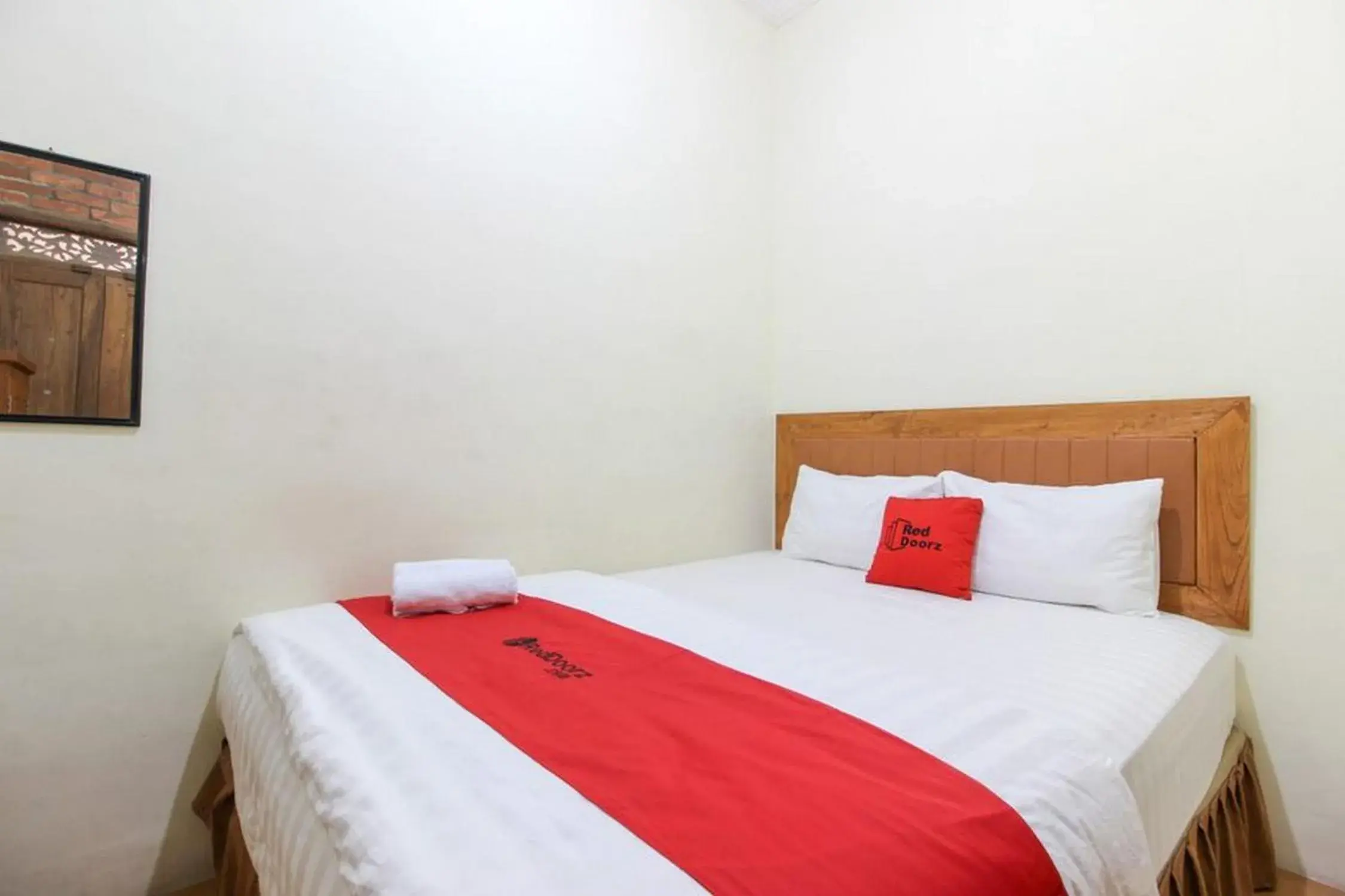 Double Room in RedDoorz near AMIKOM Yogyakarta 2 Double Room in RedDoorz near AMIKOM Yogyakarta 2