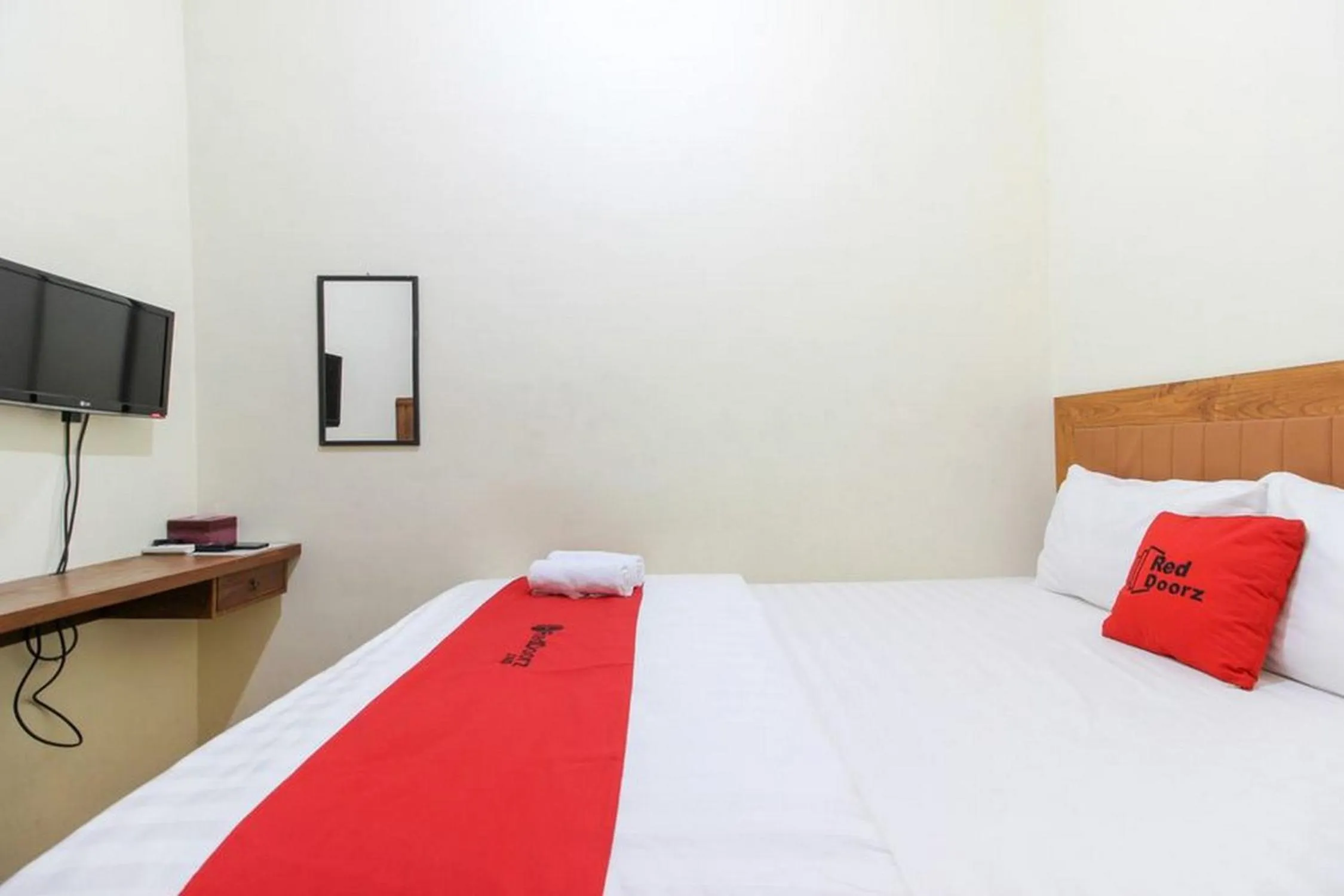 Bedroom, Bed in RedDoorz near AMIKOM Yogyakarta 2