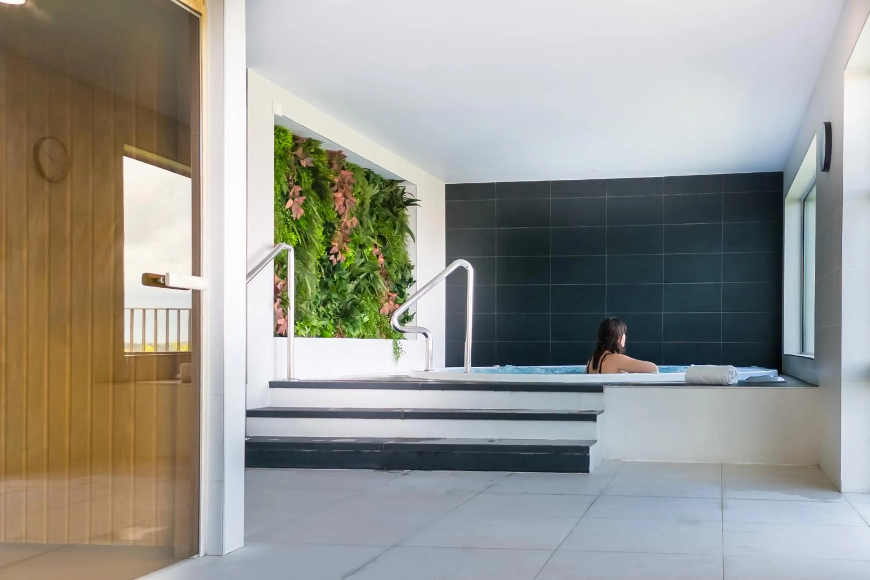 Hot Tub, Bed in Nemea Appart Hotel Concorde Toulouse Gare Matabiau