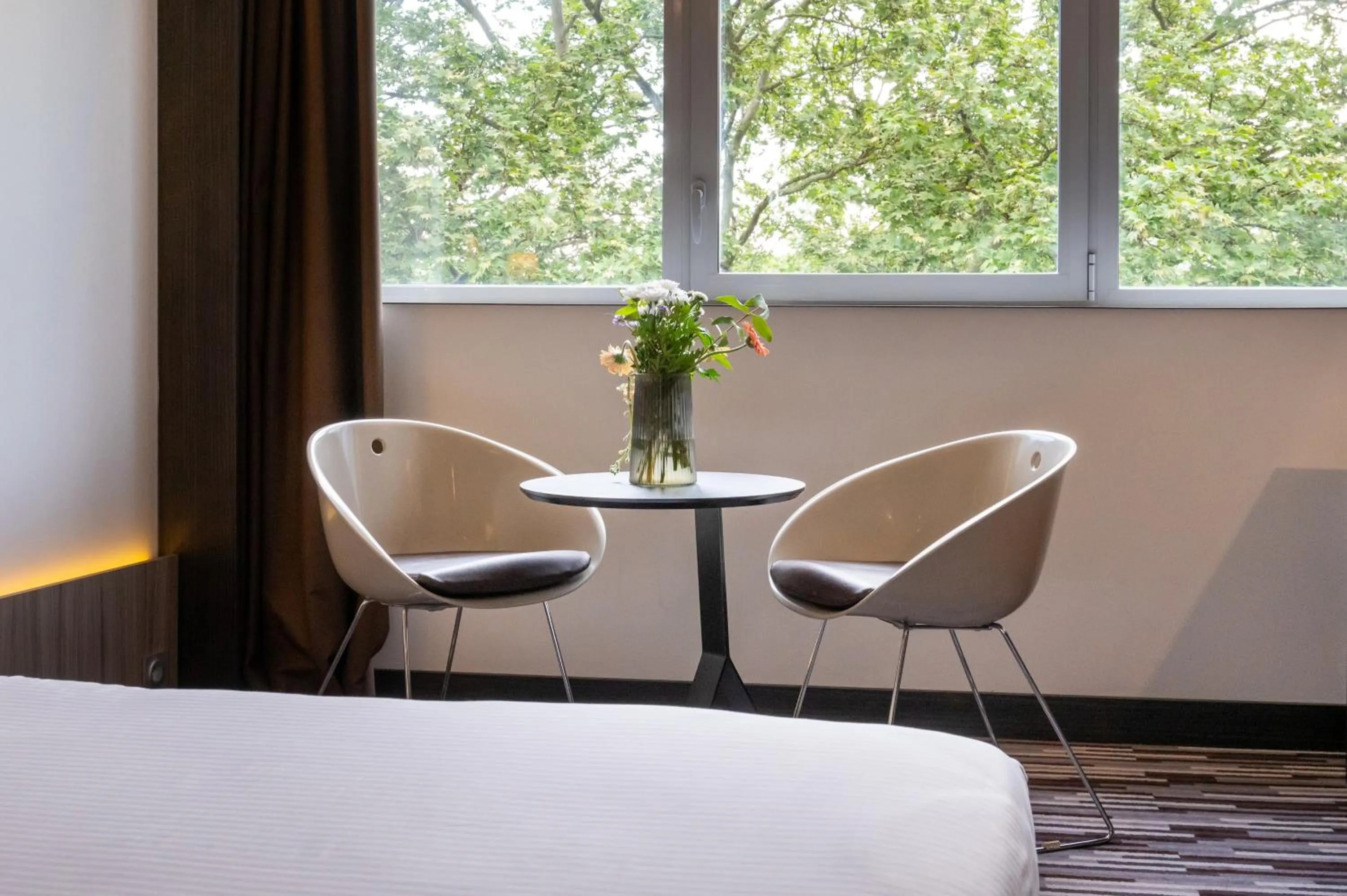 Dining area, Bed in Nemea Appart Hotel Concorde Toulouse Gare Matabiau