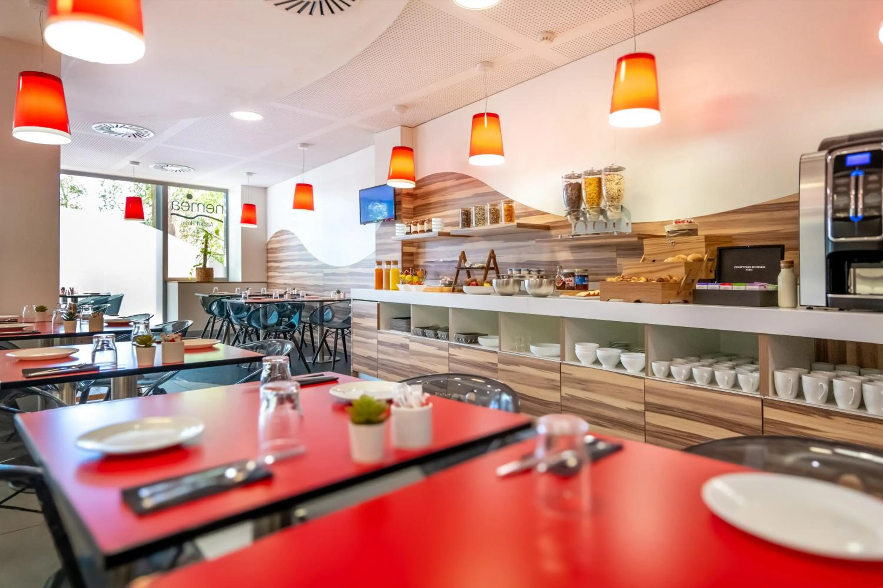 Buffet breakfast in Nemea Appart Hotel Concorde Toulouse Gare Matabiau