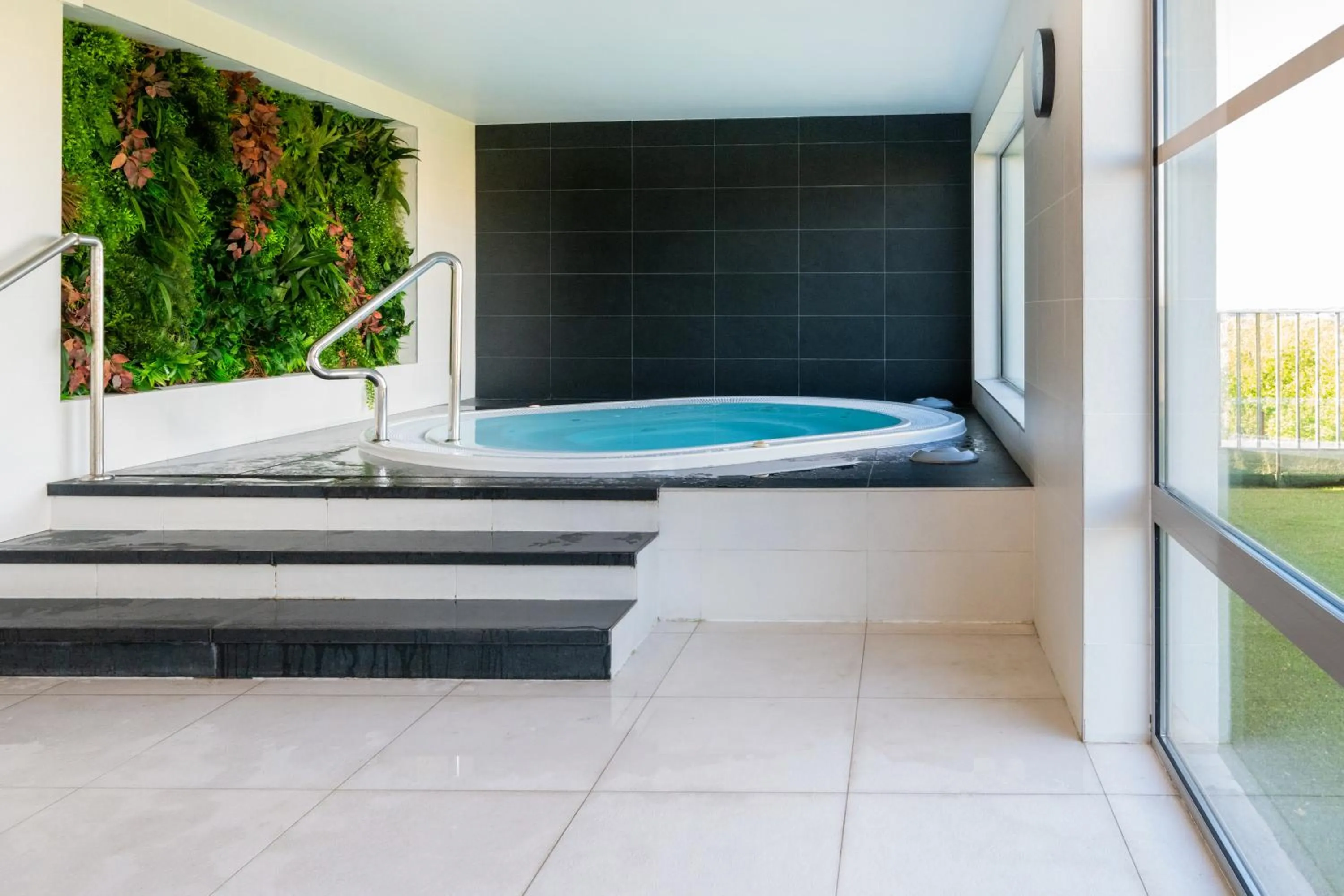 Hot Tub in Nemea Appart Hotel Concorde Toulouse Gare Matabiau