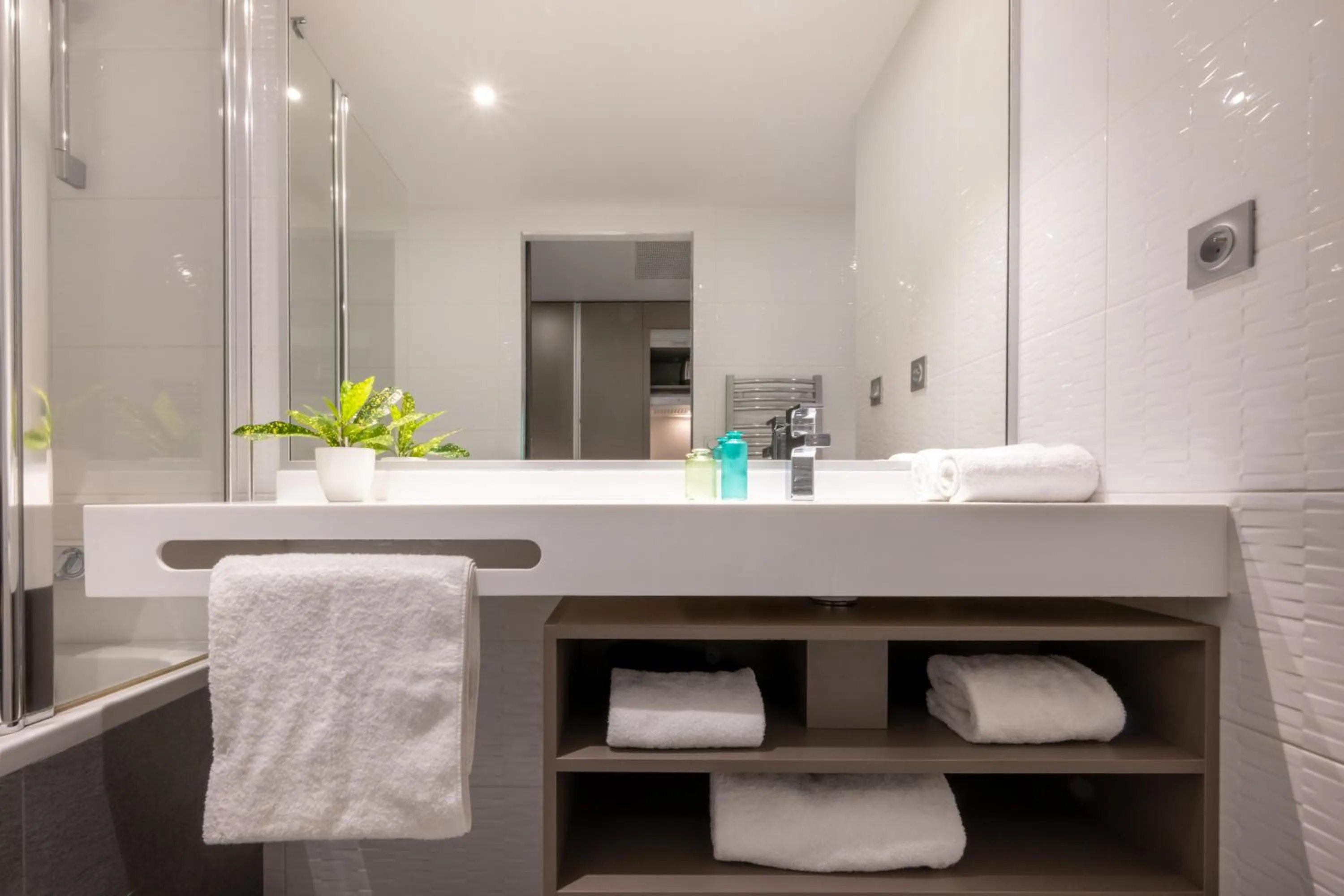 Bathroom in Nemea Appart Hotel Concorde Toulouse Gare Matabiau