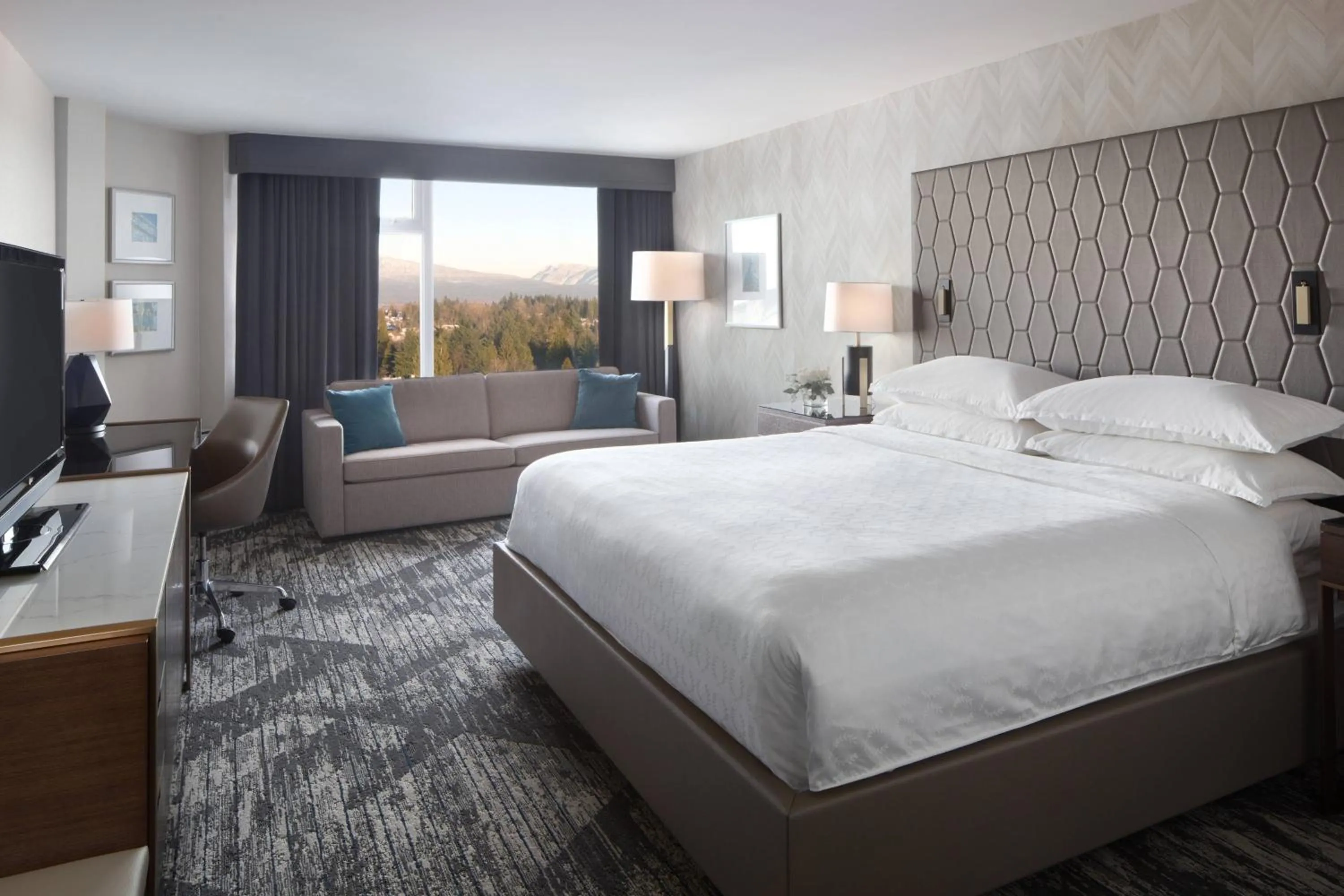 Photo of the whole room, Bed in Sheraton Vancouver Guildford Hotel