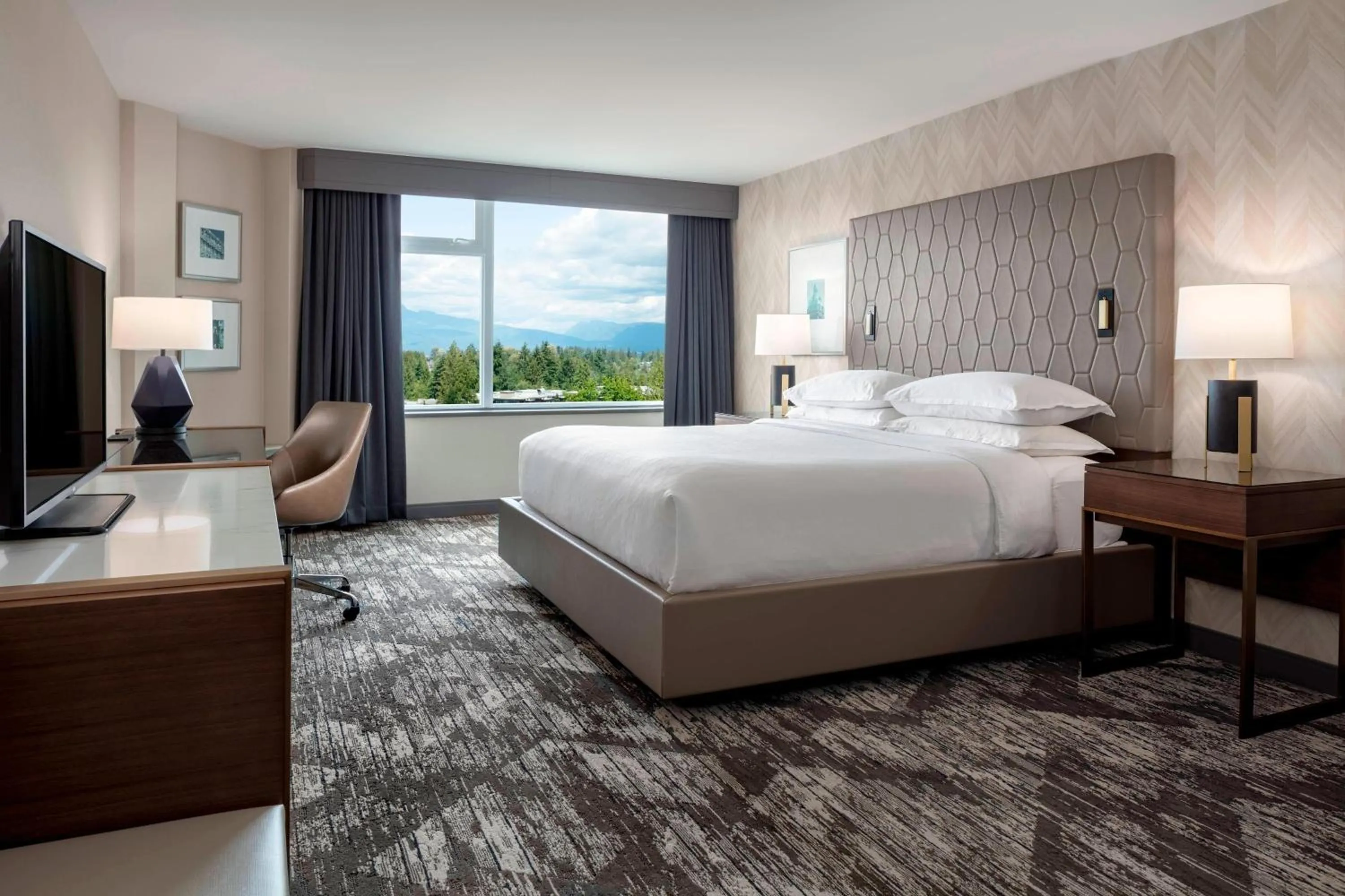 Photo of the whole room, Bed in Sheraton Vancouver Guildford Hotel