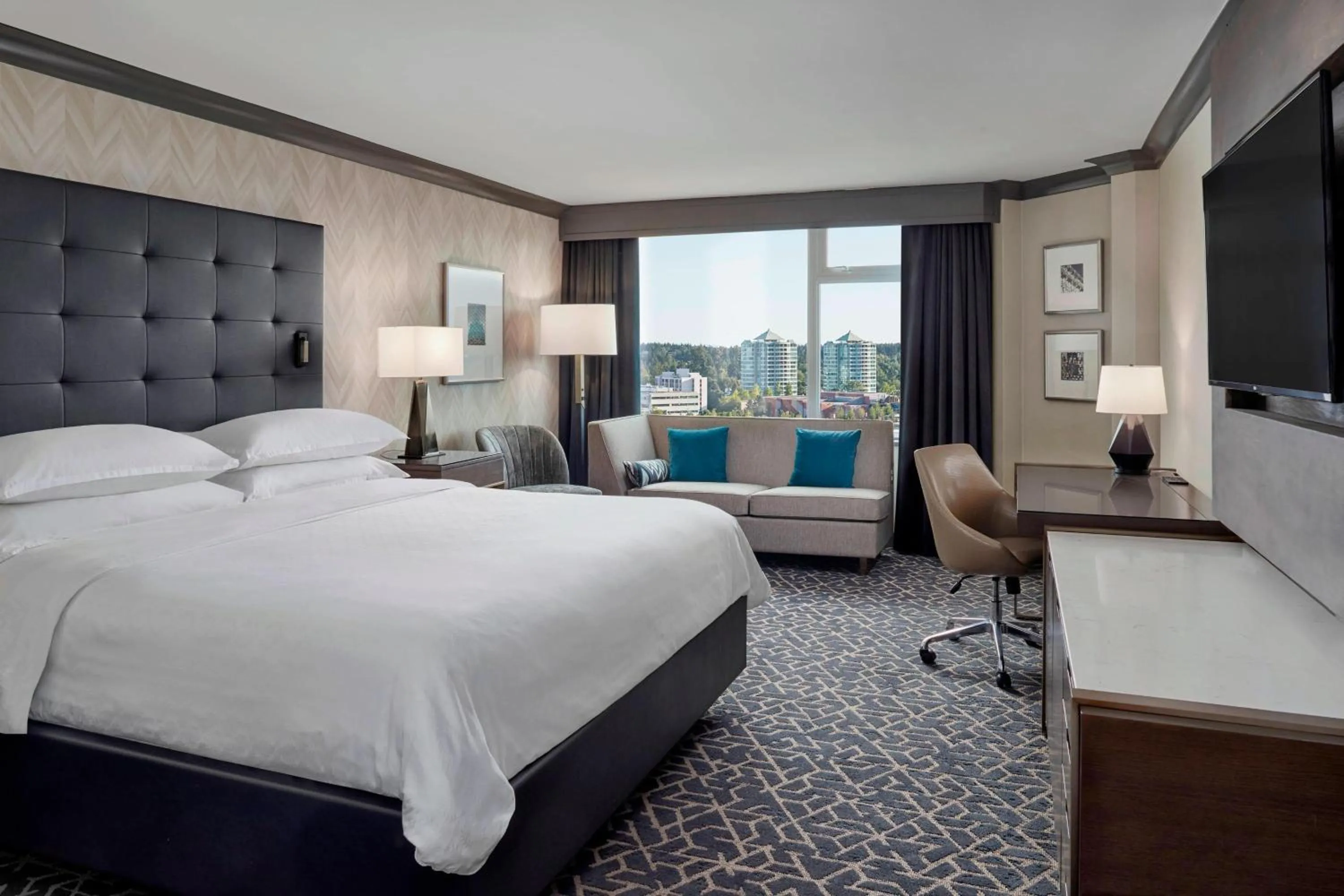 Photo of the whole room, Bed in Sheraton Vancouver Guildford Hotel