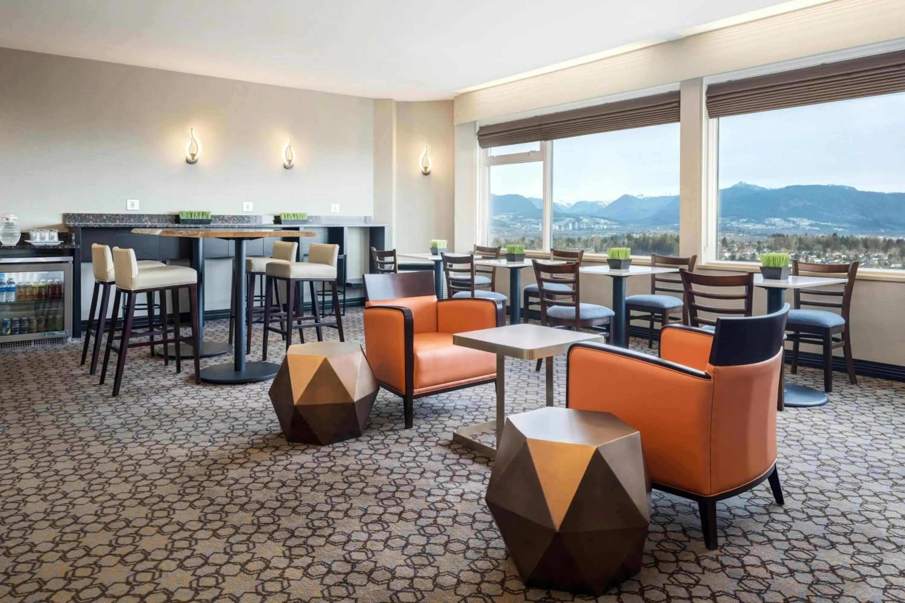 Lounge or bar in Sheraton Vancouver Guildford Hotel