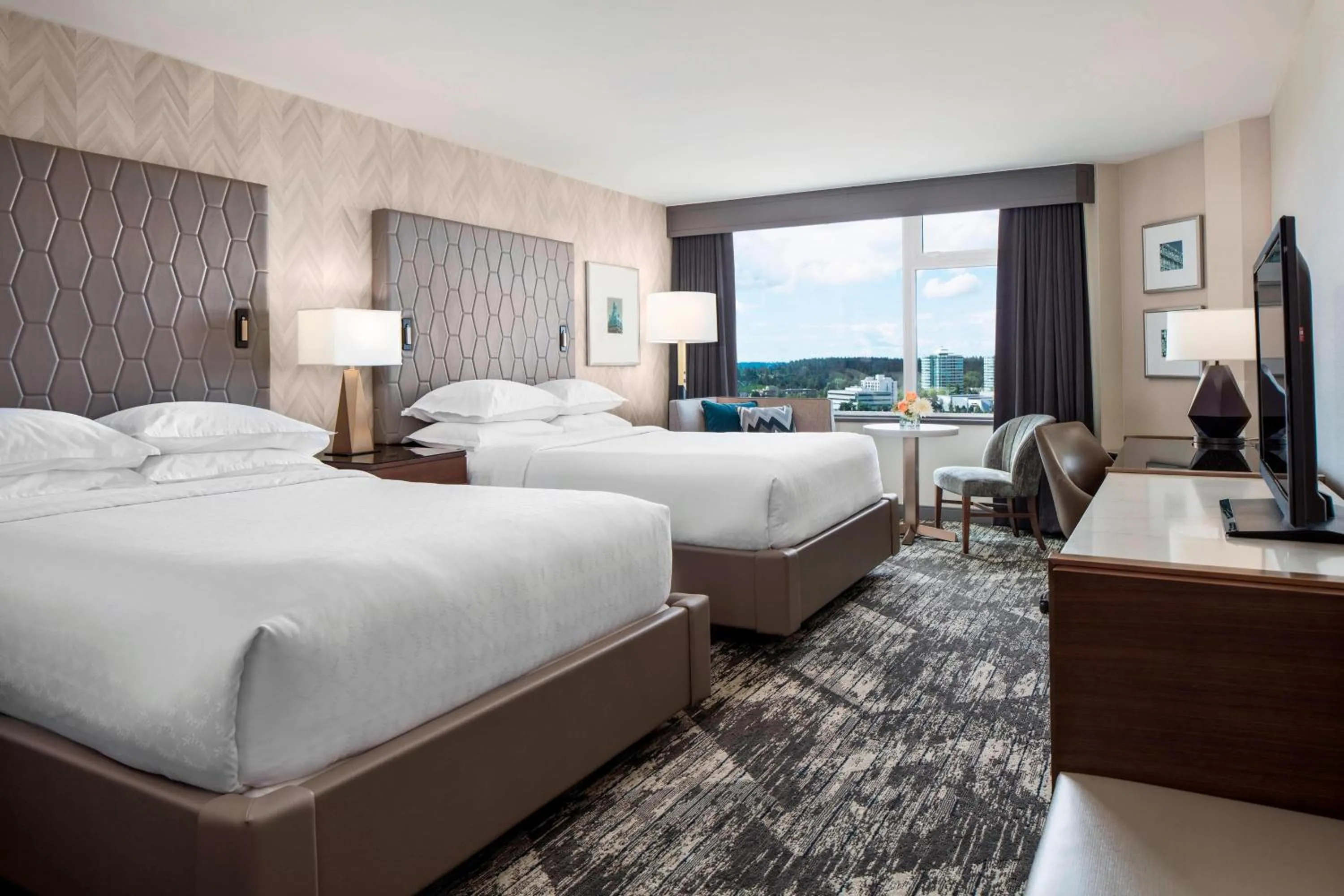 Photo of the whole room, Bed in Sheraton Vancouver Guildford Hotel