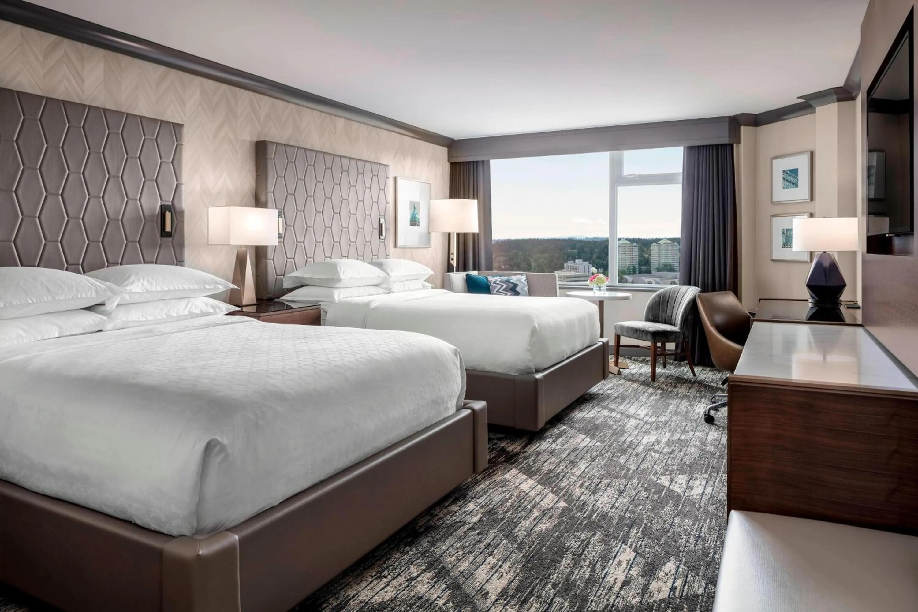 Photo of the whole room, Bed in Sheraton Vancouver Guildford Hotel