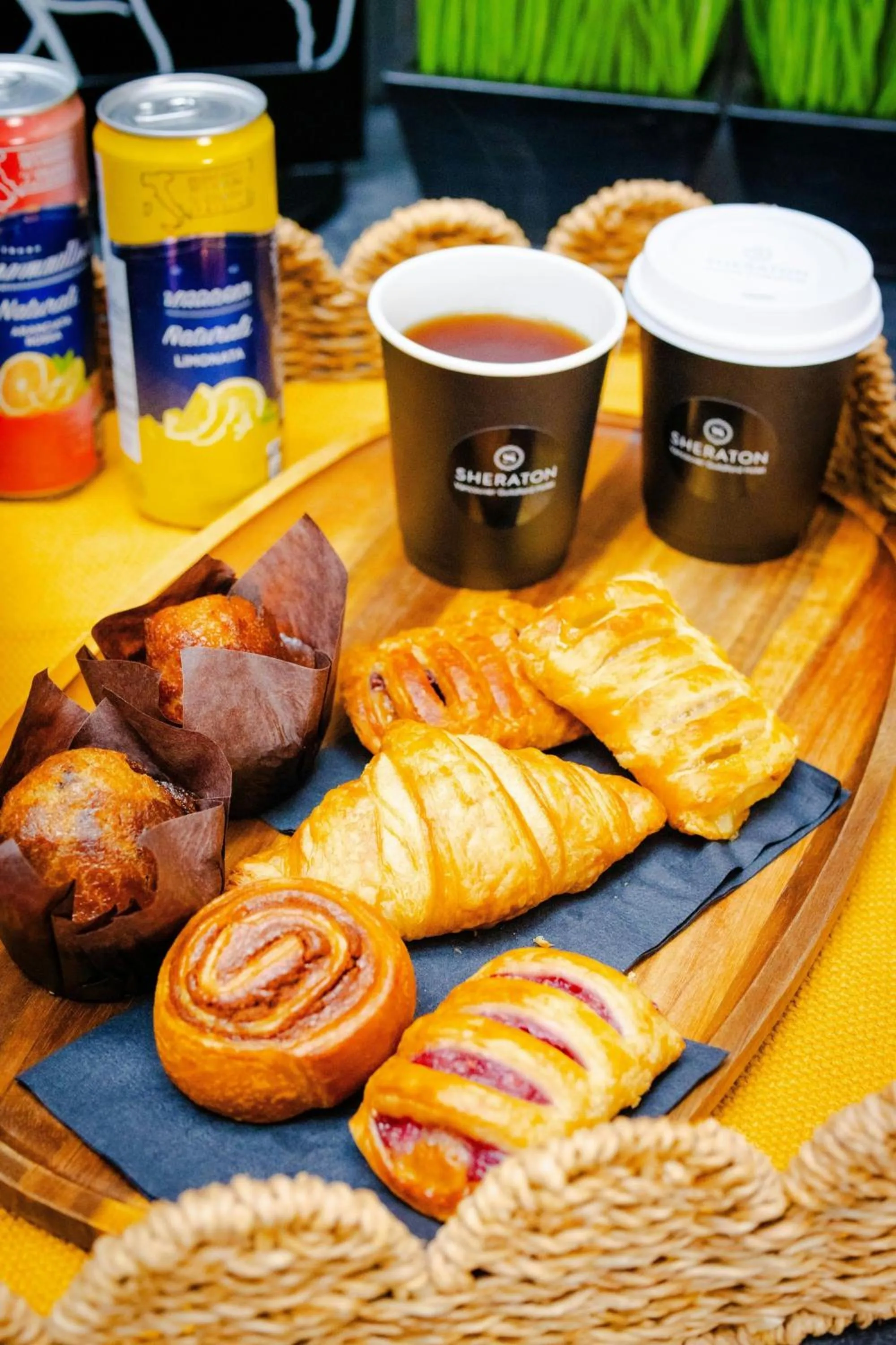 Restaurant/places to eat in Sheraton Vancouver Guildford Hotel