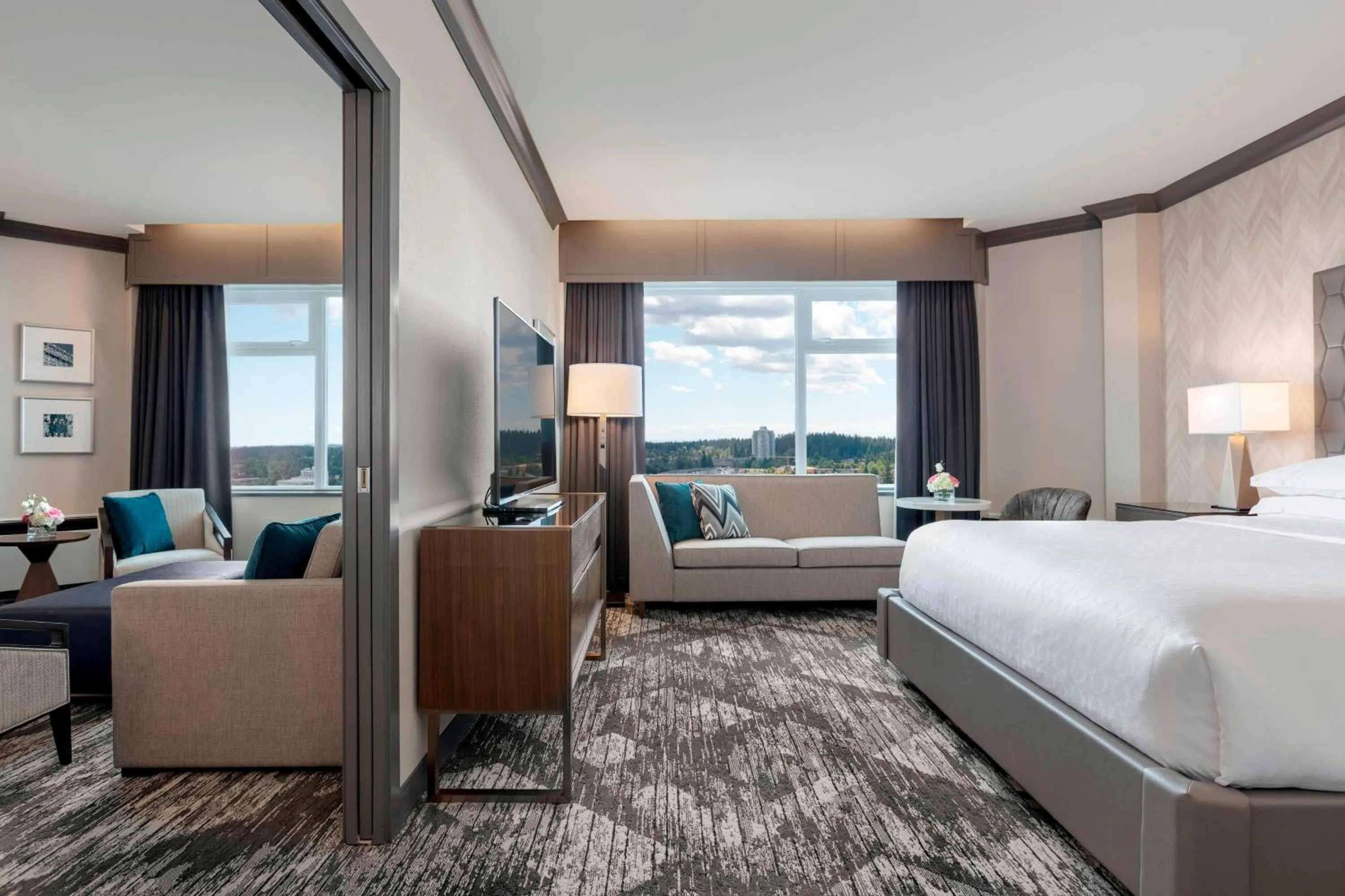 Bedroom, Bed in Sheraton Vancouver Guildford Hotel