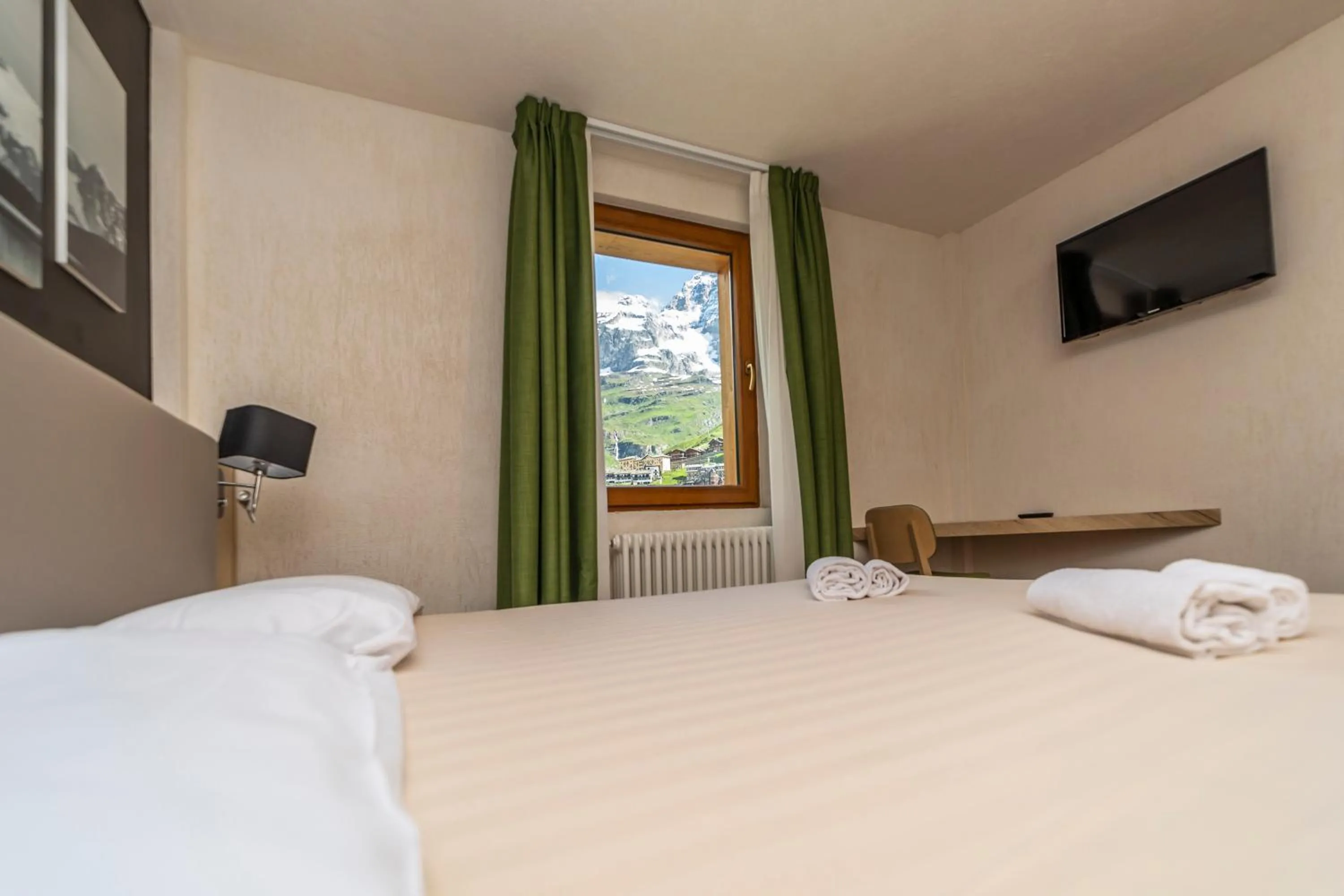 Mountain view, Bed in Hotel Petit Palais