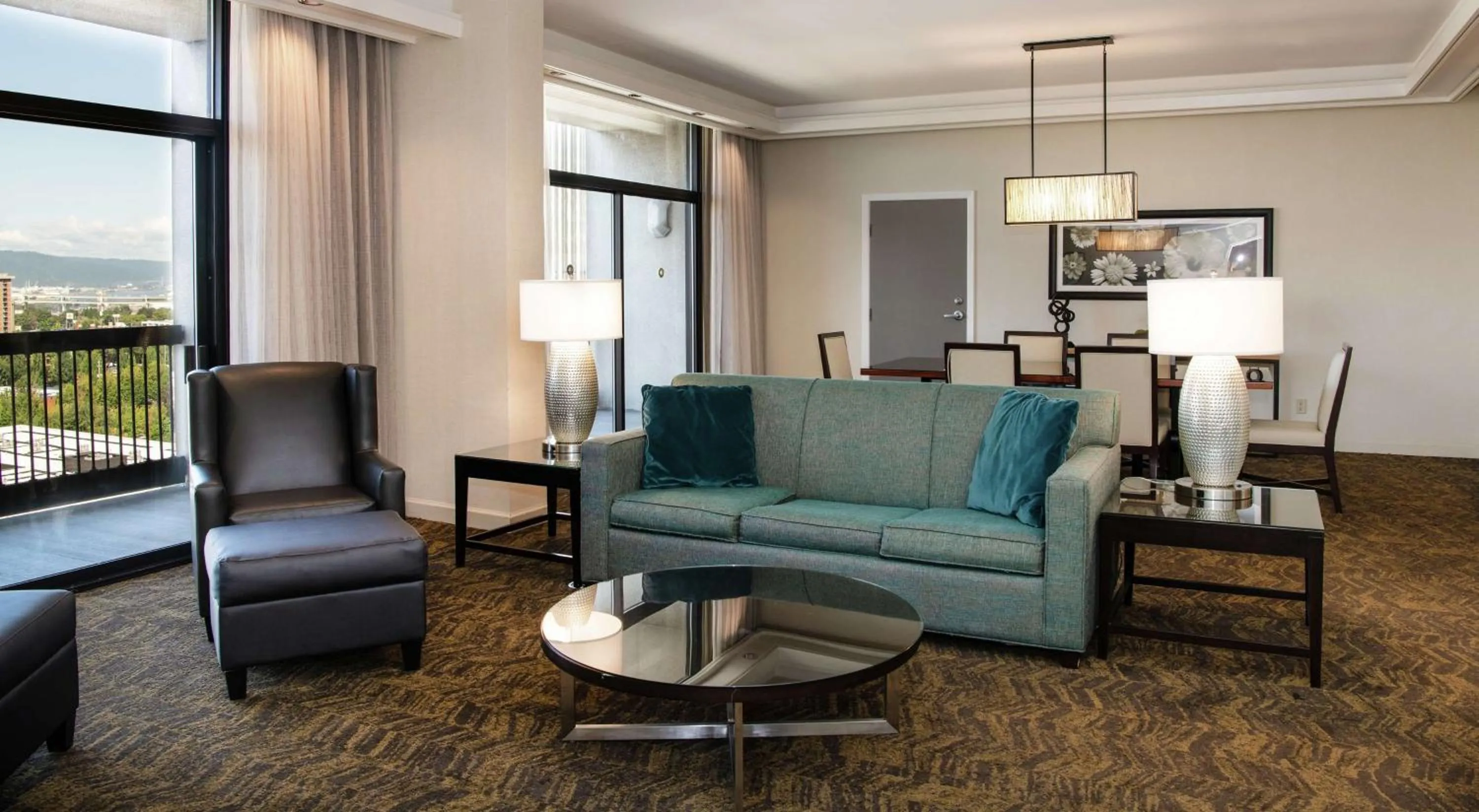 Living room in DoubleTree by Hilton Portland