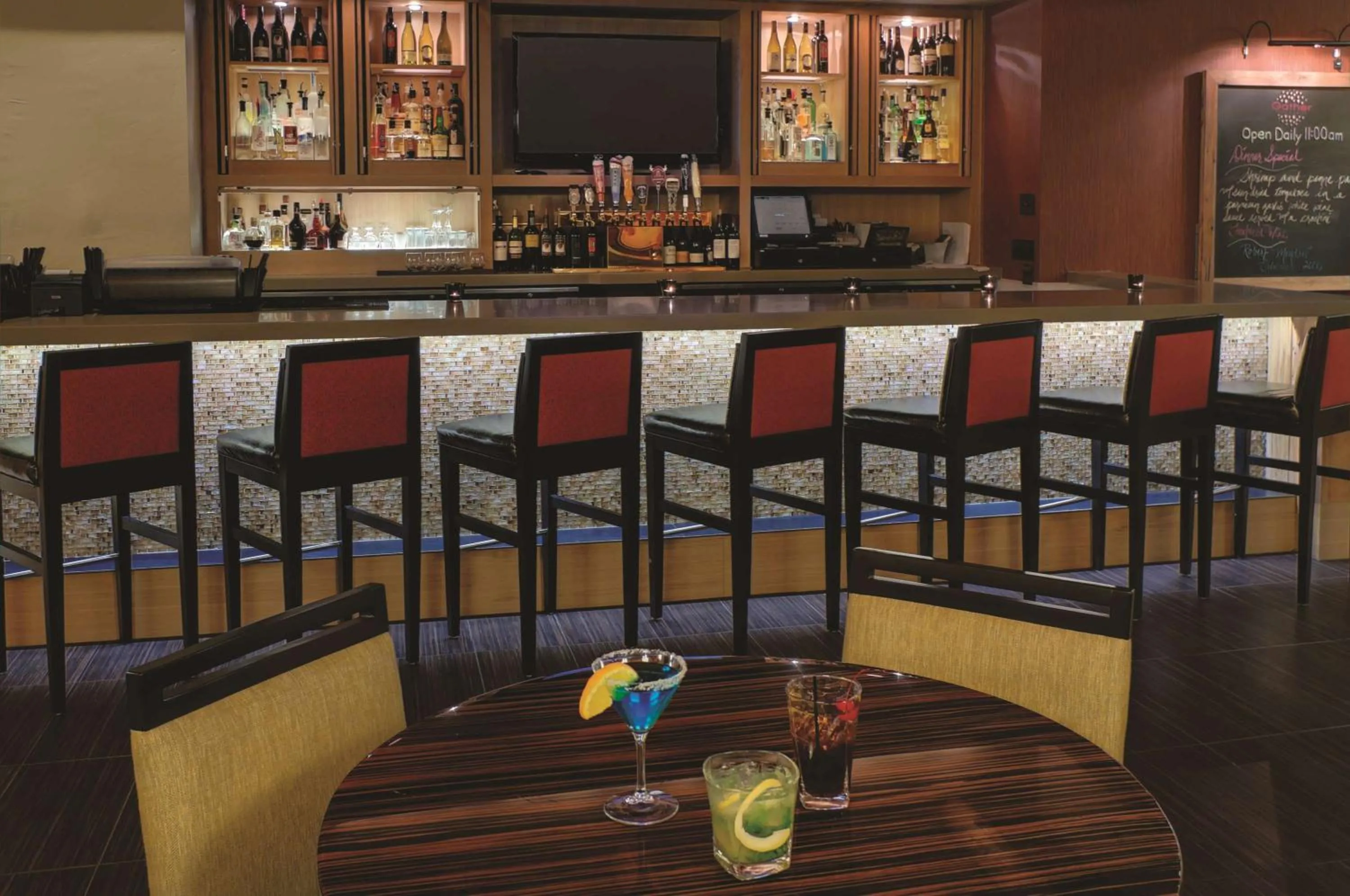 Lounge or bar in DoubleTree by Hilton Portland