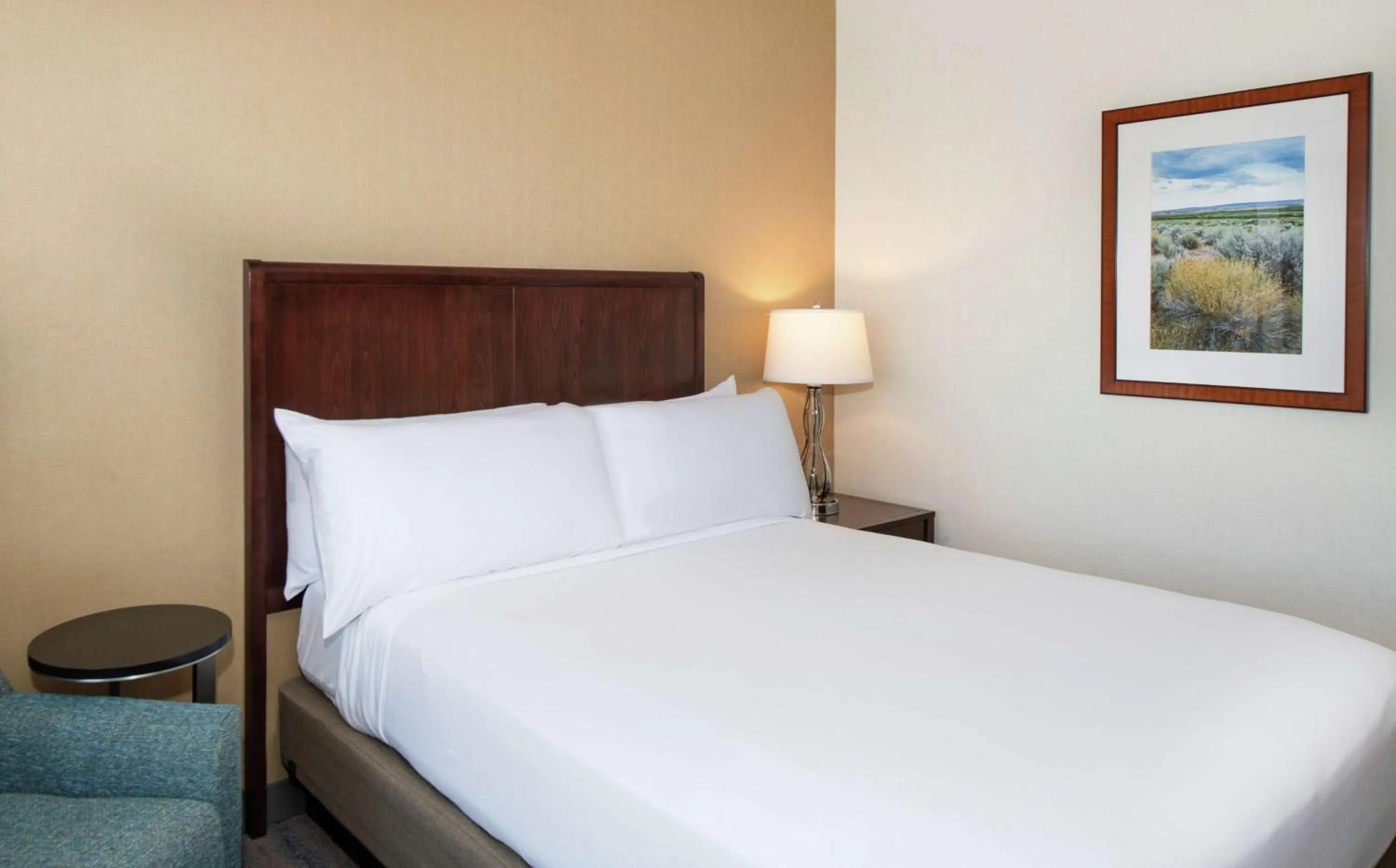 Photo of the whole room, Bed in DoubleTree by Hilton Portland