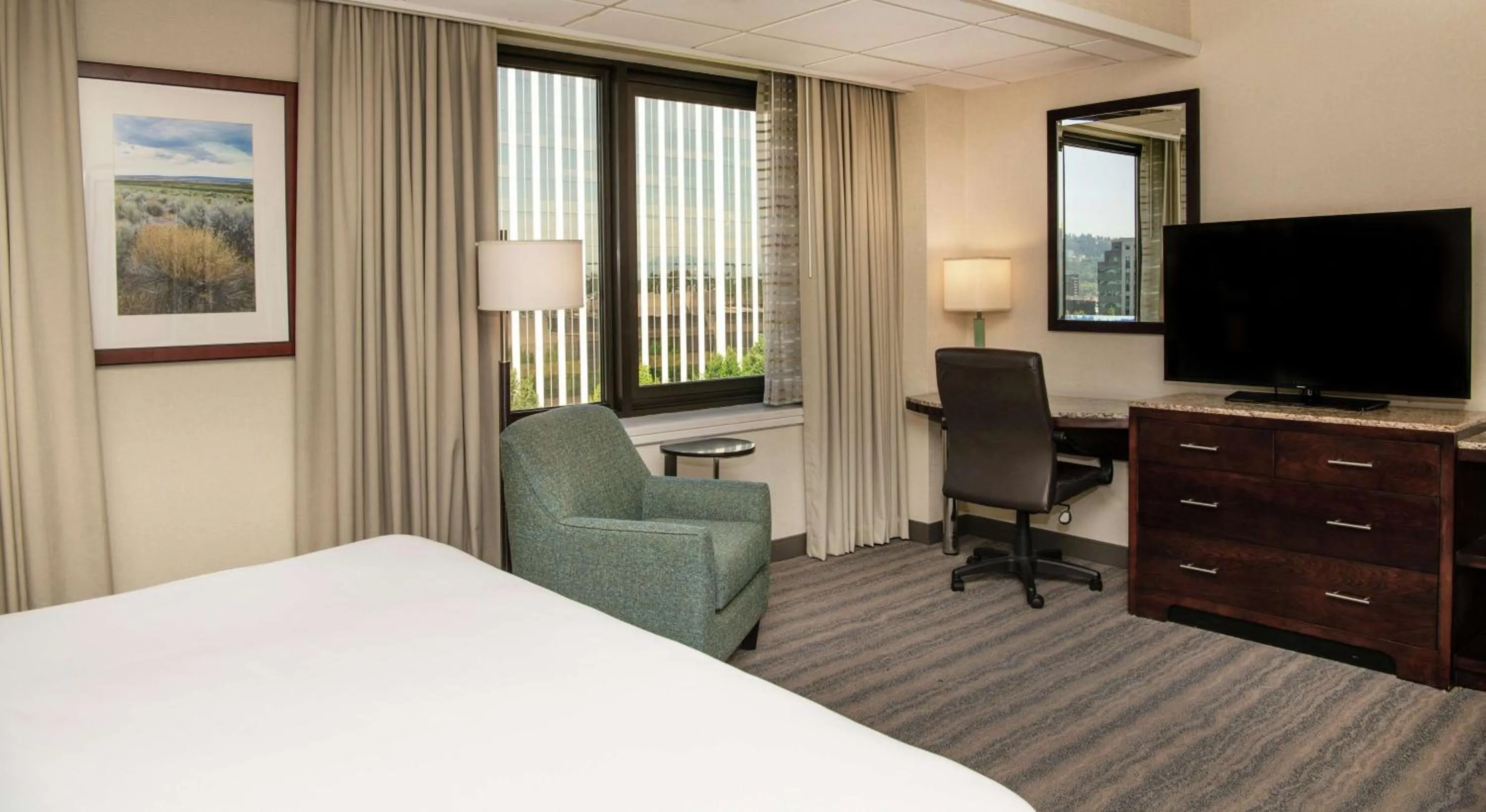 Photo of the whole room, Bed in DoubleTree by Hilton Portland