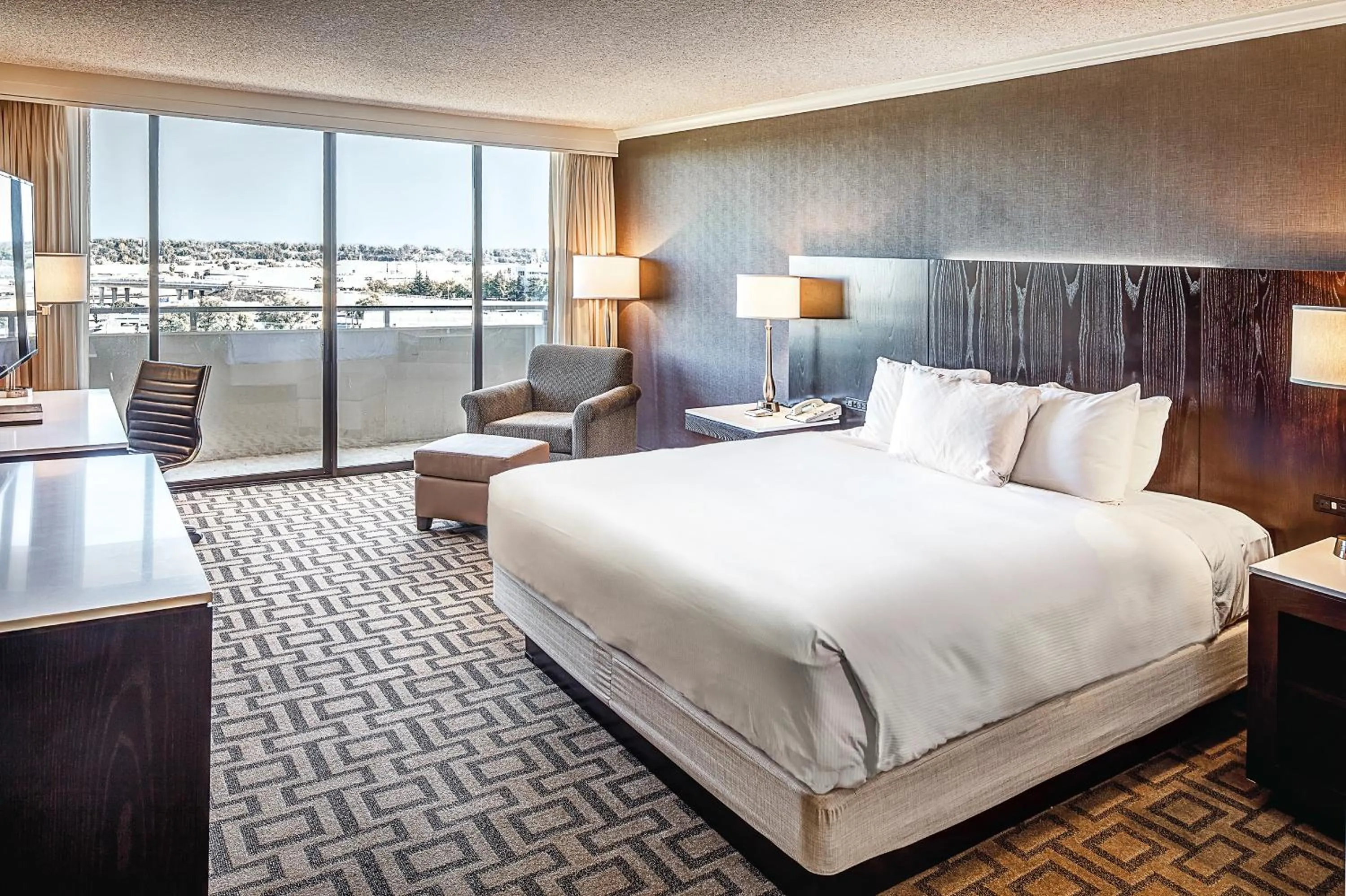 Bed in Hilton Sacramento Arden West