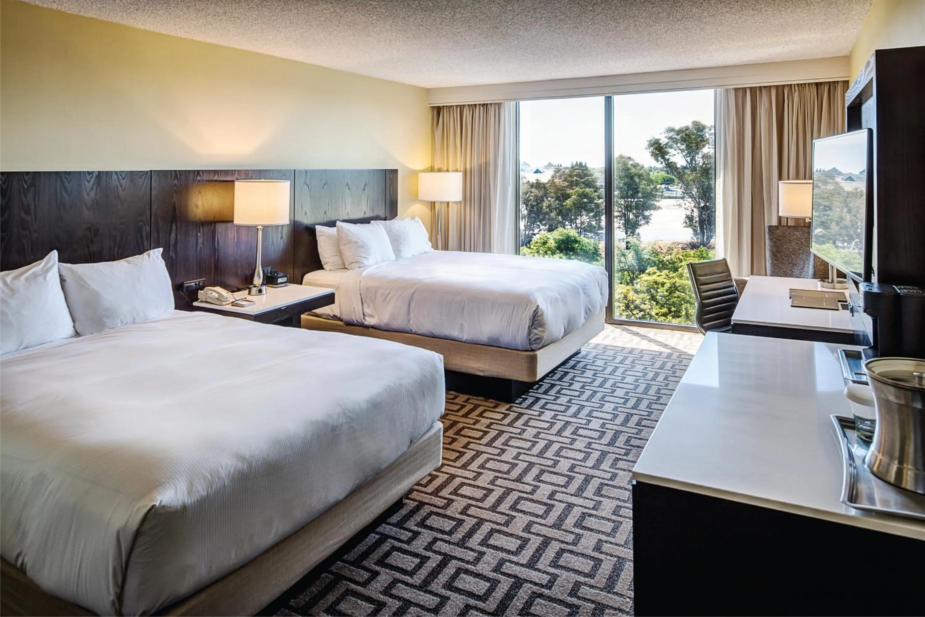 Bed in Hilton Sacramento Arden West