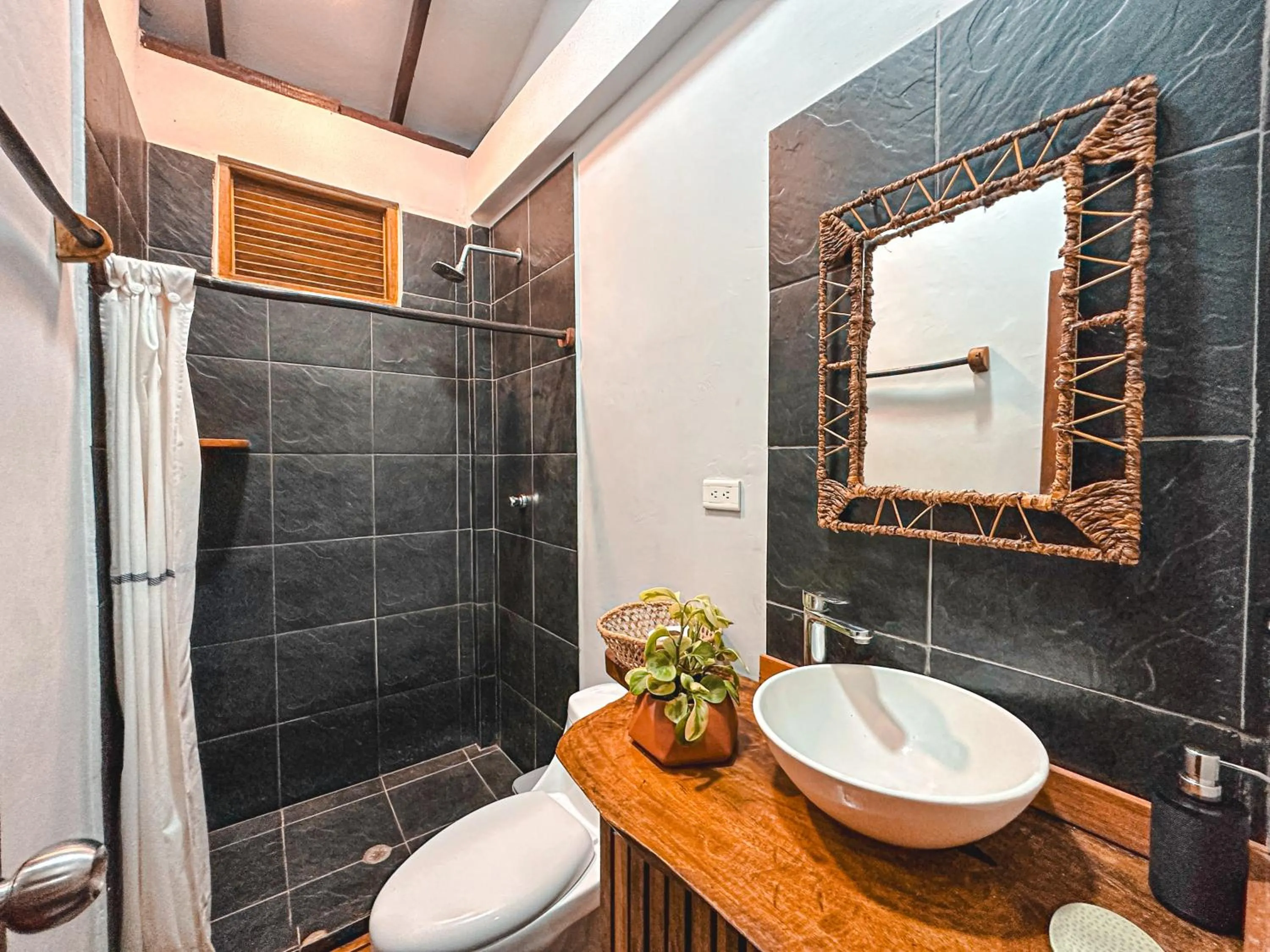 Shower in Villa Eden Palomino