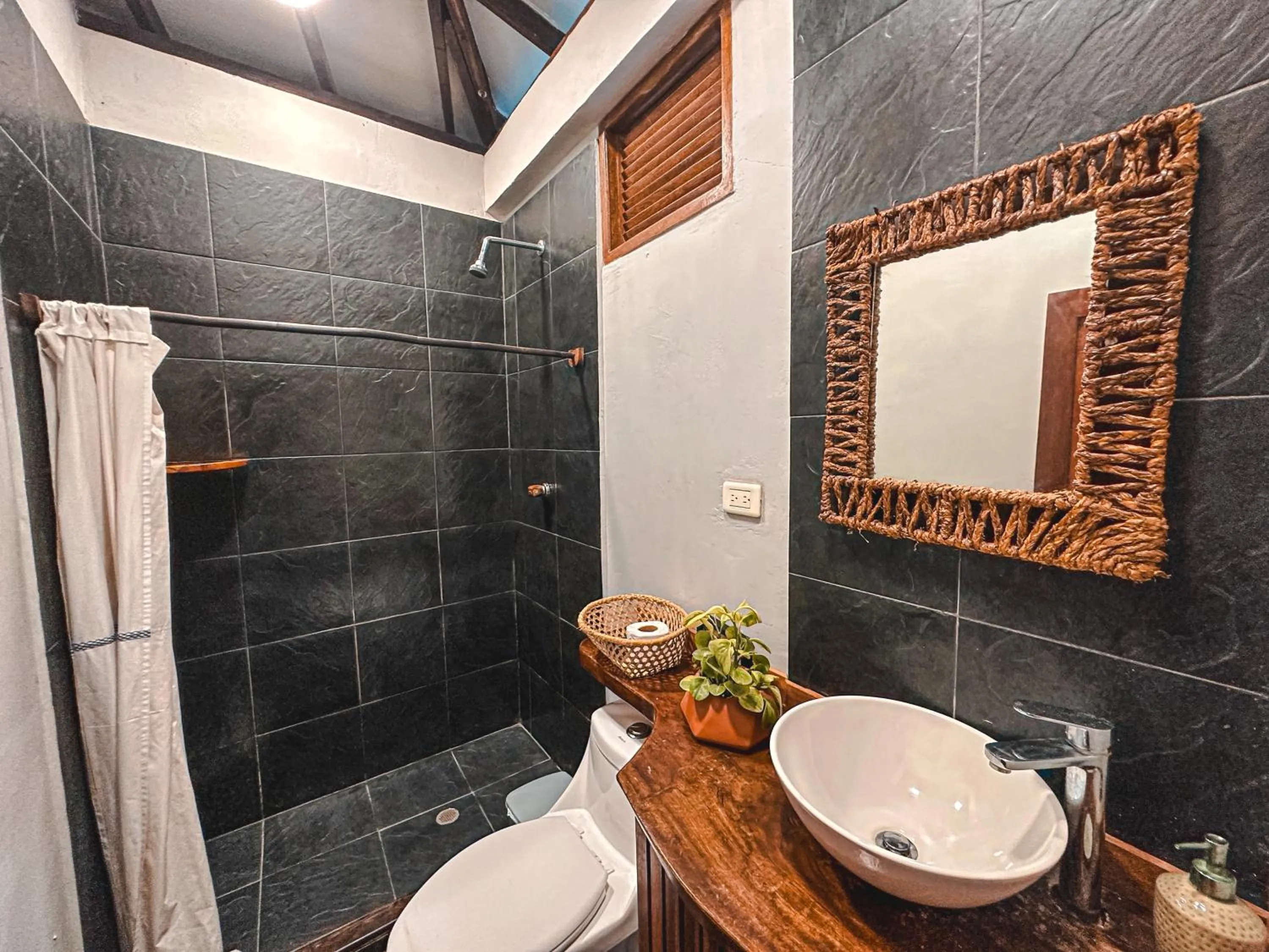 Shower in Villa Eden Palomino