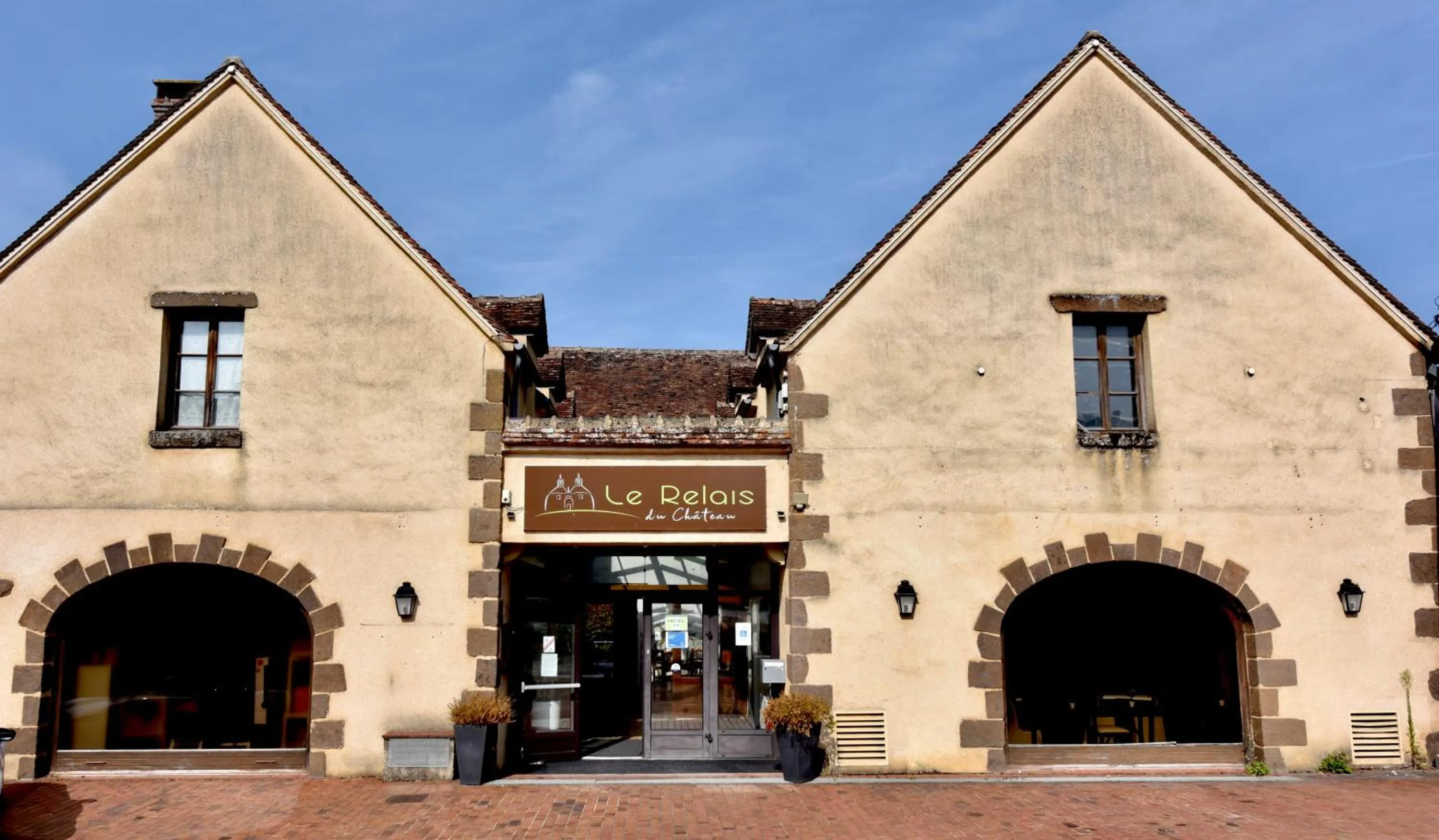 Facade/entrance in Le Relais du Château